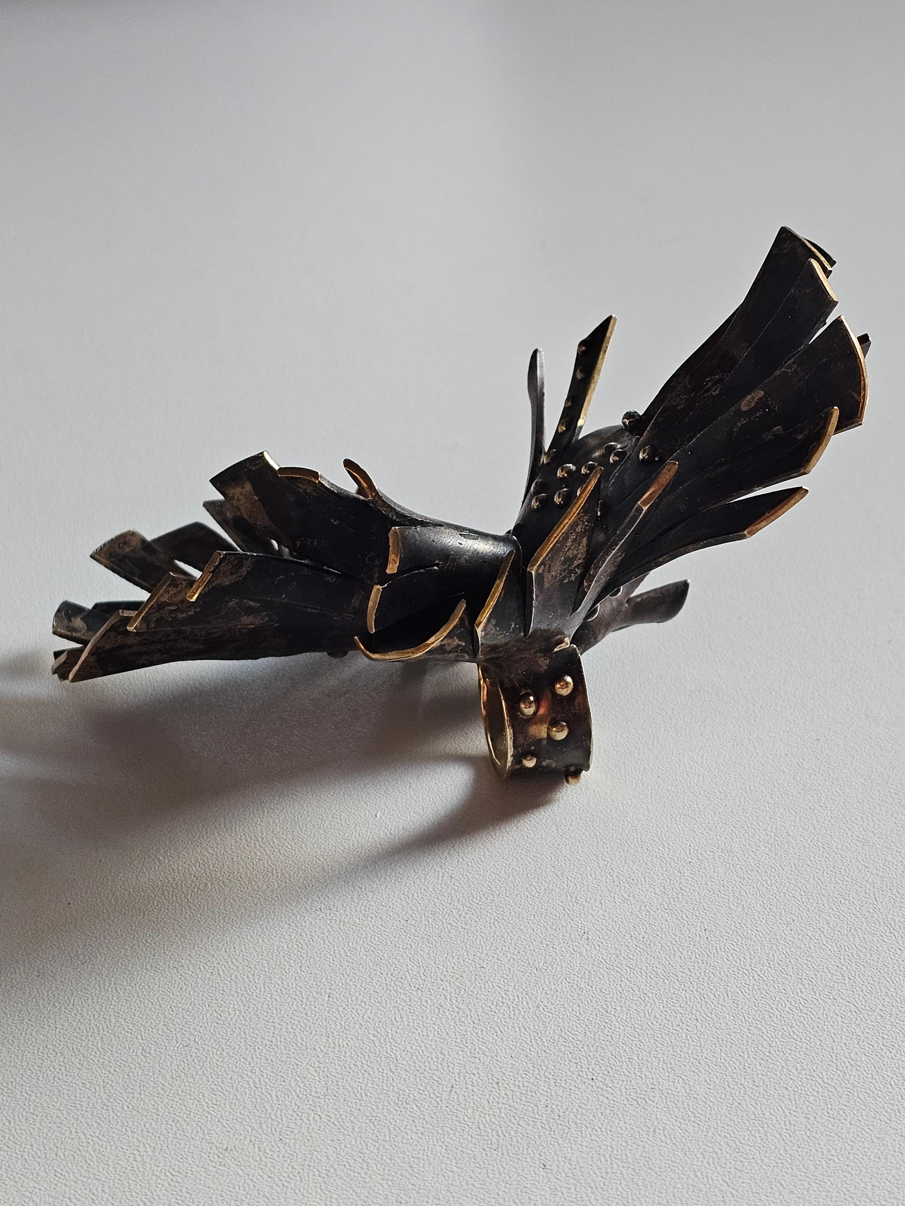 Alina Alamorean Big Flower Sculptural Contemporary Statement Ring Schwarz Messing im Angebot 3