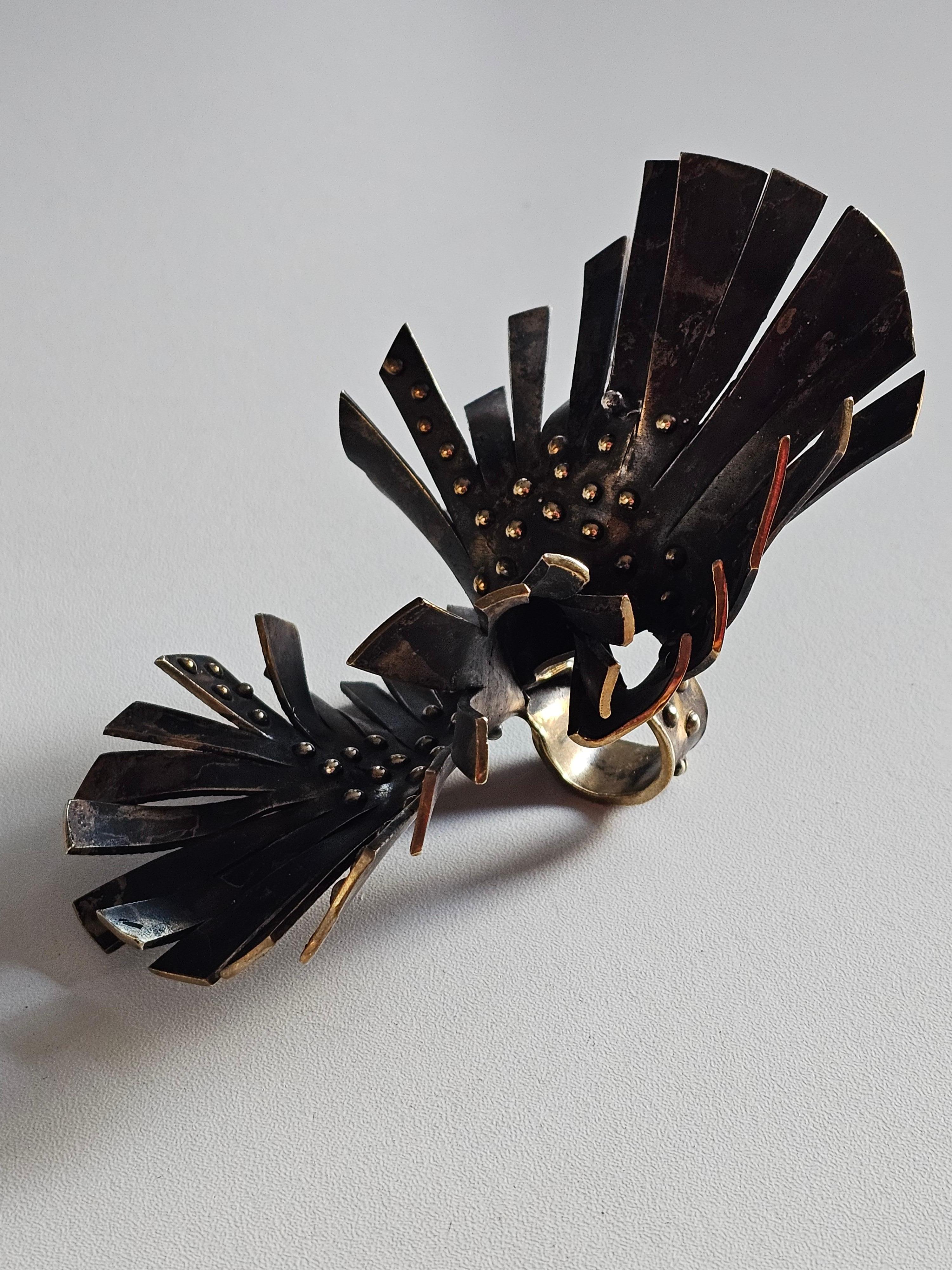 Alina Alamorean Big Flower Sculptural Contemporary Statement Ring Schwarz Messing im Angebot 4