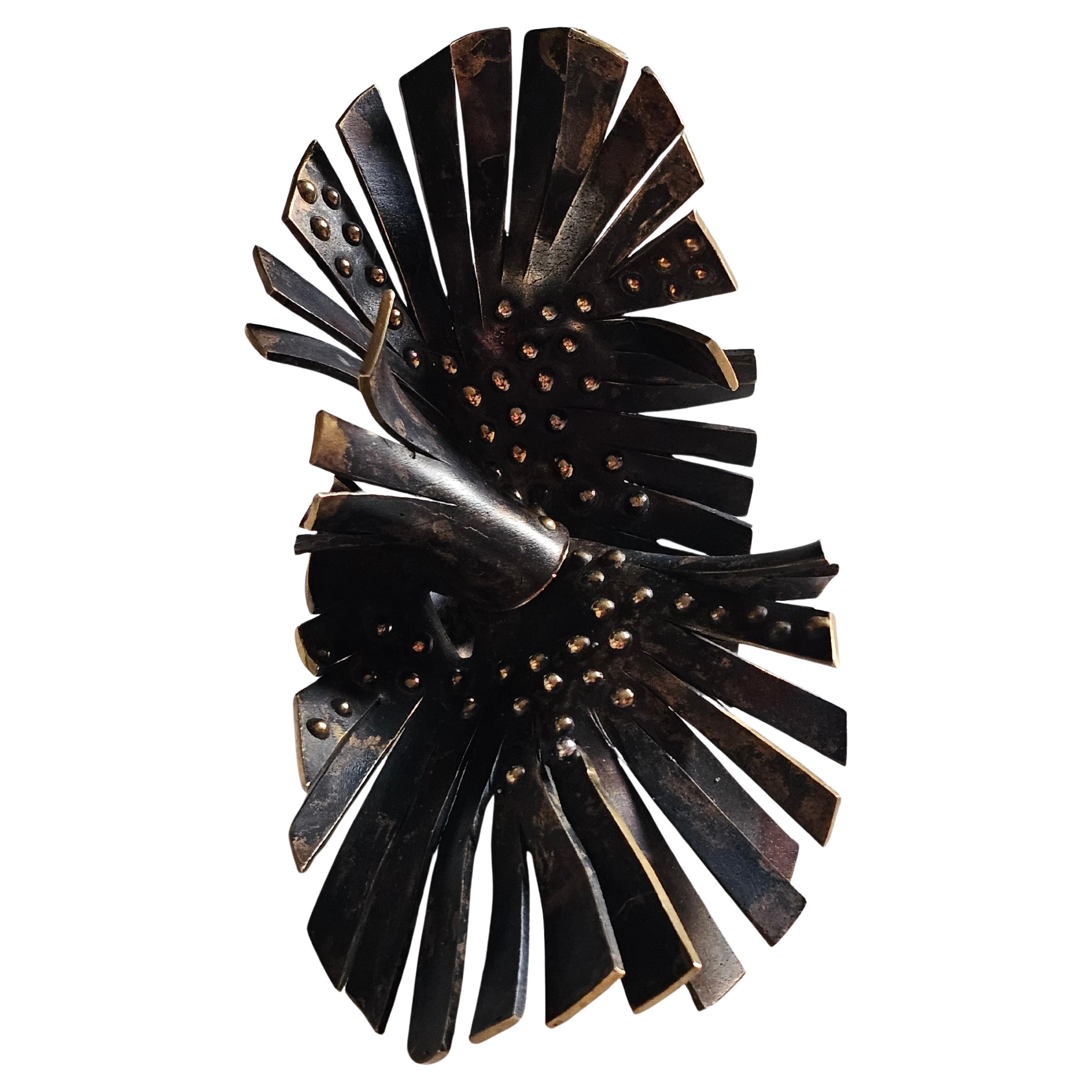 Alina Alamorean Grande fiore scultoreo contemporaneo Anello di dichiarazione in ottone nero