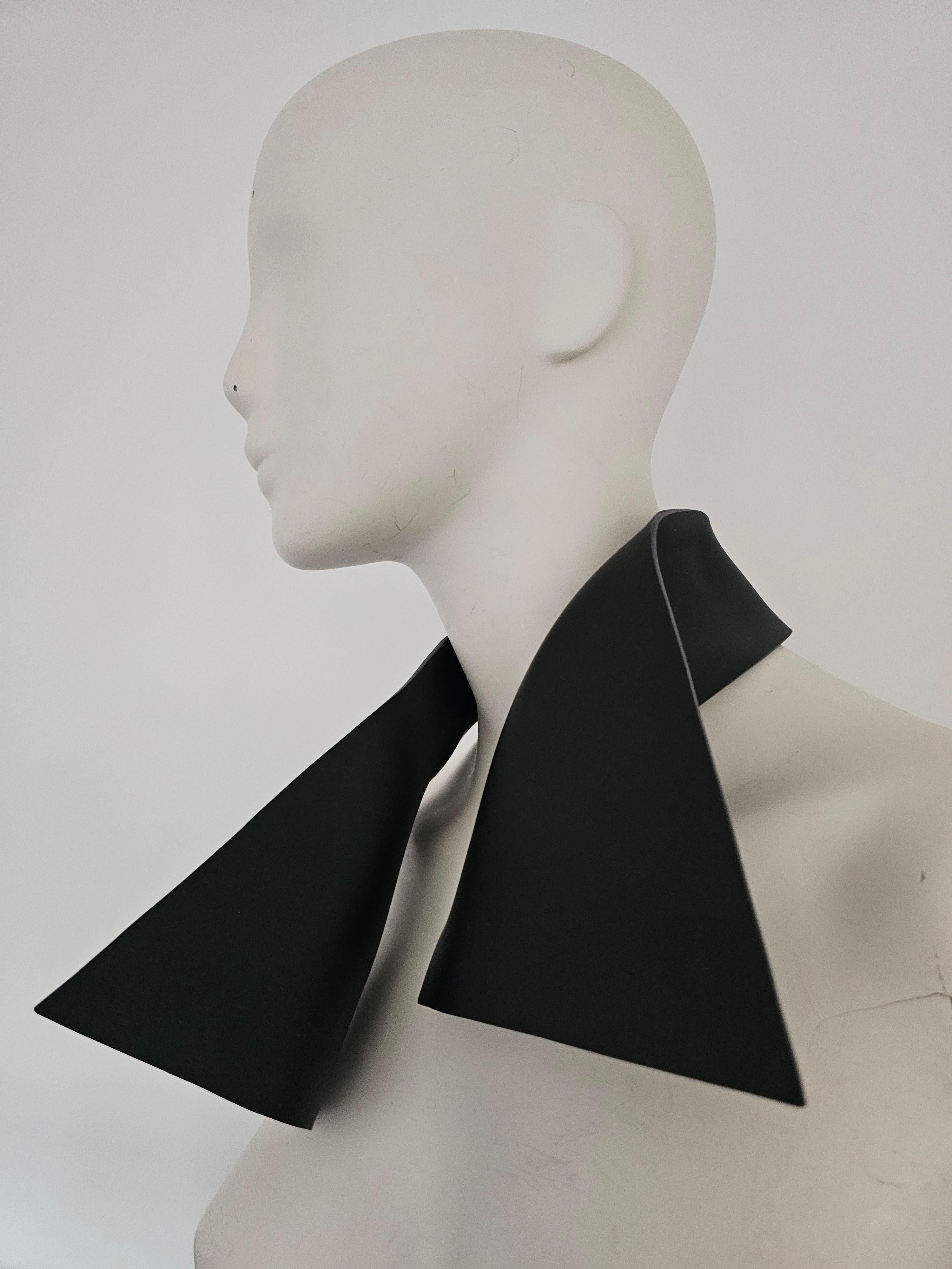 Collare scultoreo contemporaneo Alina Alamorean nero Altuglass in vendita 5
