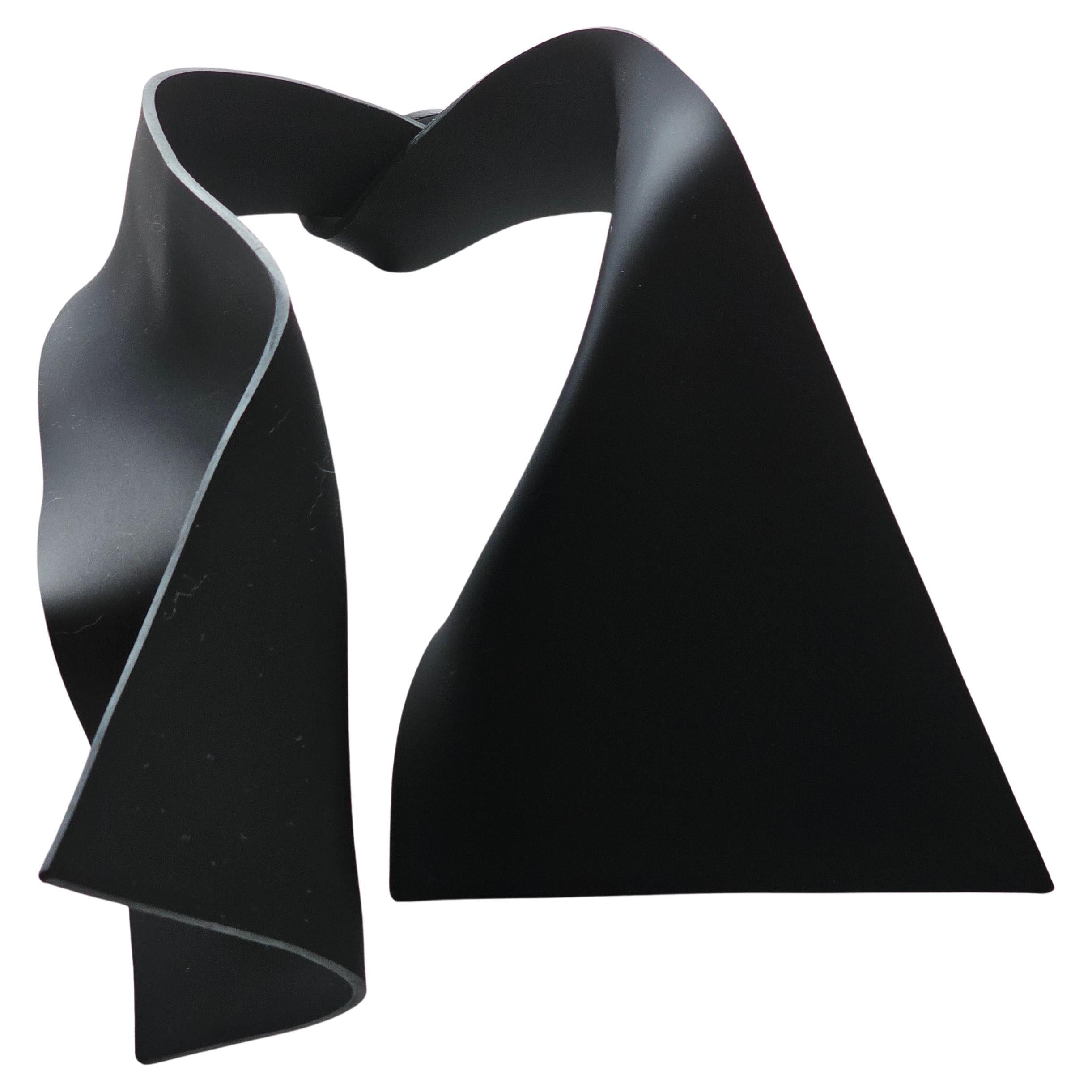 Collare Statement Sculpture Graphite in Altuglass nero grafite

Unico 

Dimensioni 
cm: L 20 x L 28 x H 6,5
in : L 7.87 x L 11.02 x H 2.56
Spessore: 3 mm ( 0.12 in )

Lo Sculptural Graphite Collar in altuglass nero grafite ricorda il 