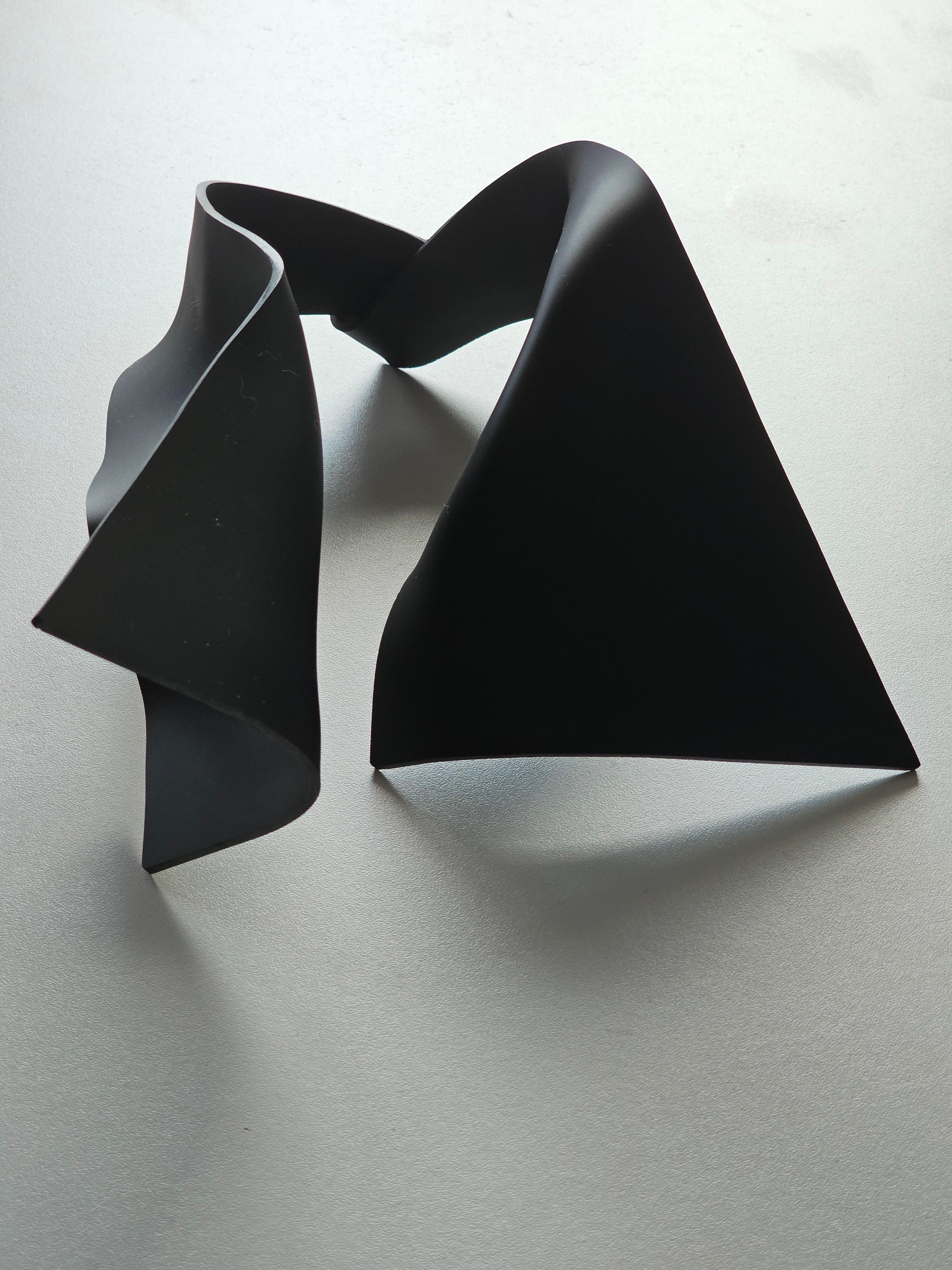 Donna Collare scultoreo contemporaneo Alina Alamorean nero Altuglass in vendita