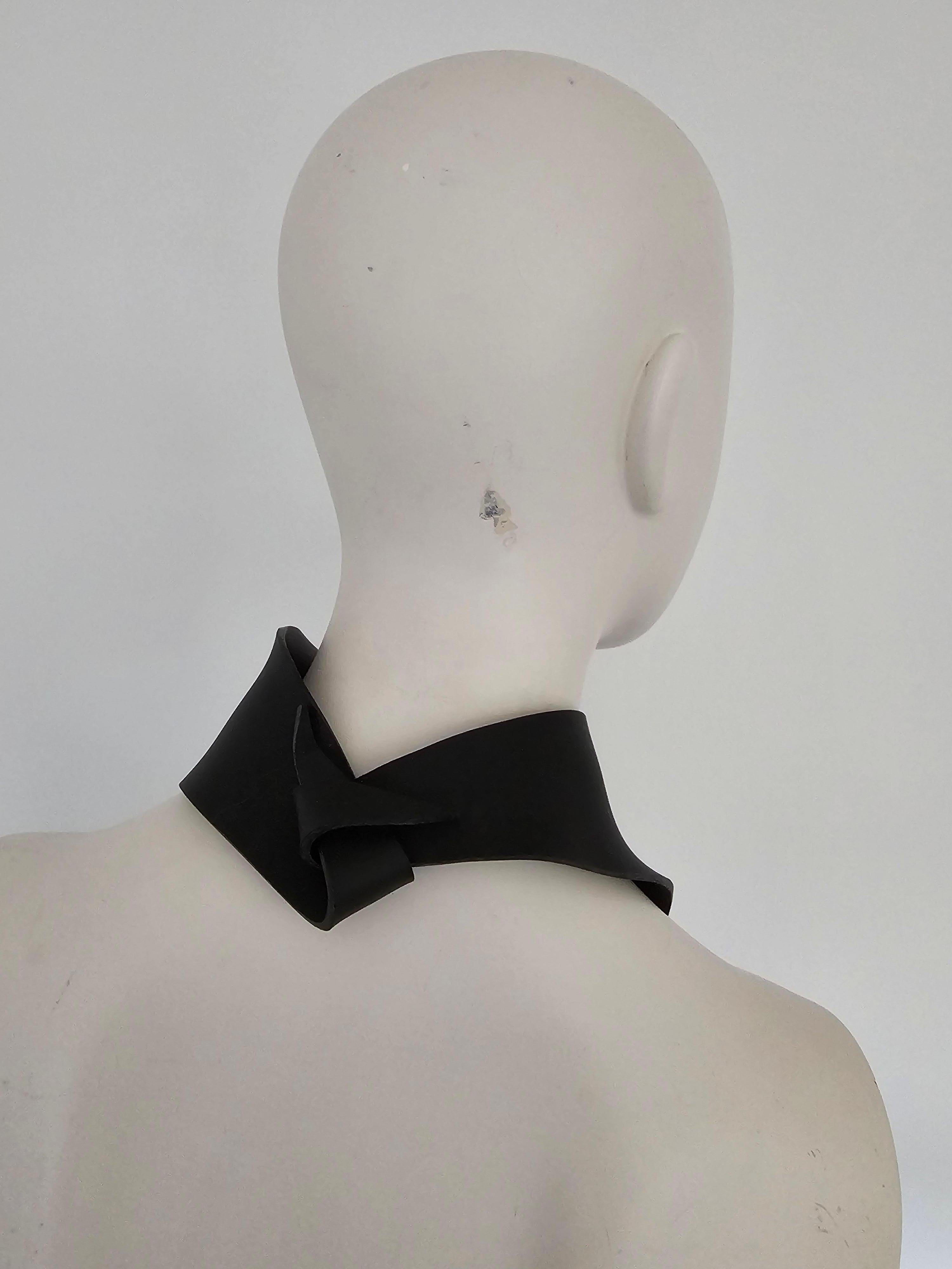 Collare scultoreo contemporaneo Alina Alamorean nero Altuglass in vendita 2