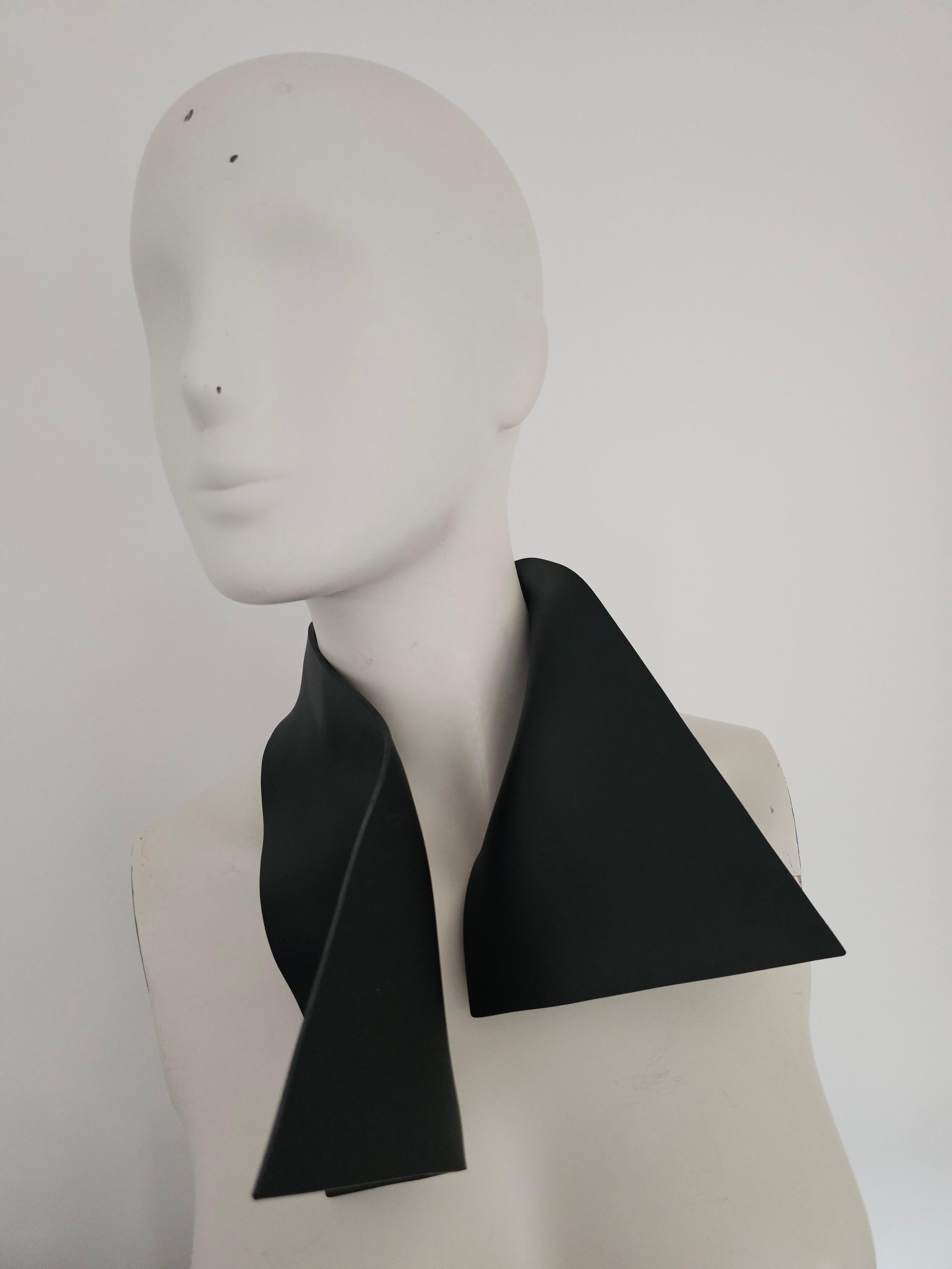 Collare scultoreo contemporaneo Alina Alamorean nero Altuglass in vendita 3