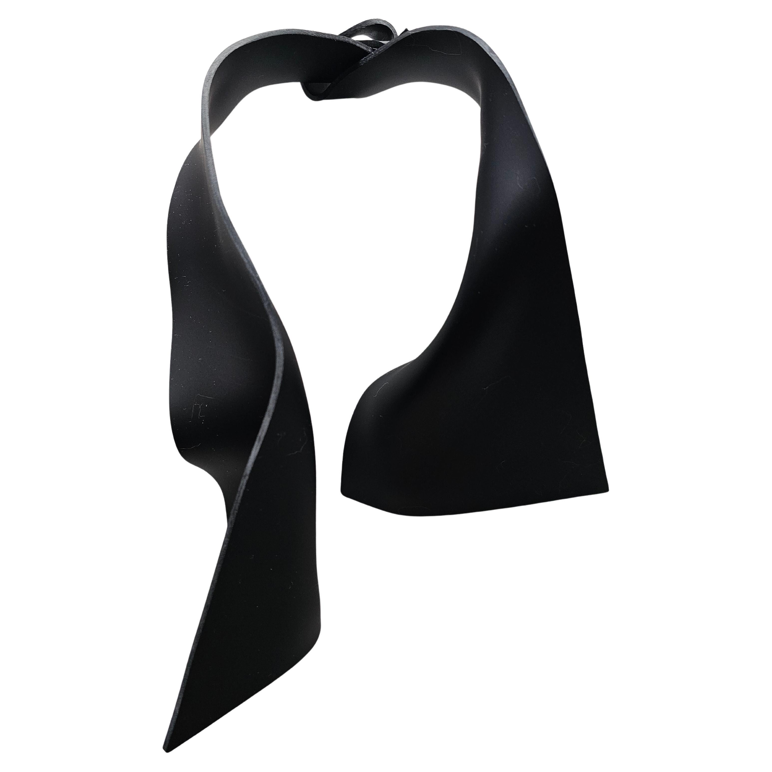 Collare scultoreo contemporaneo Alina Alamorean nero Altuglass in vendita