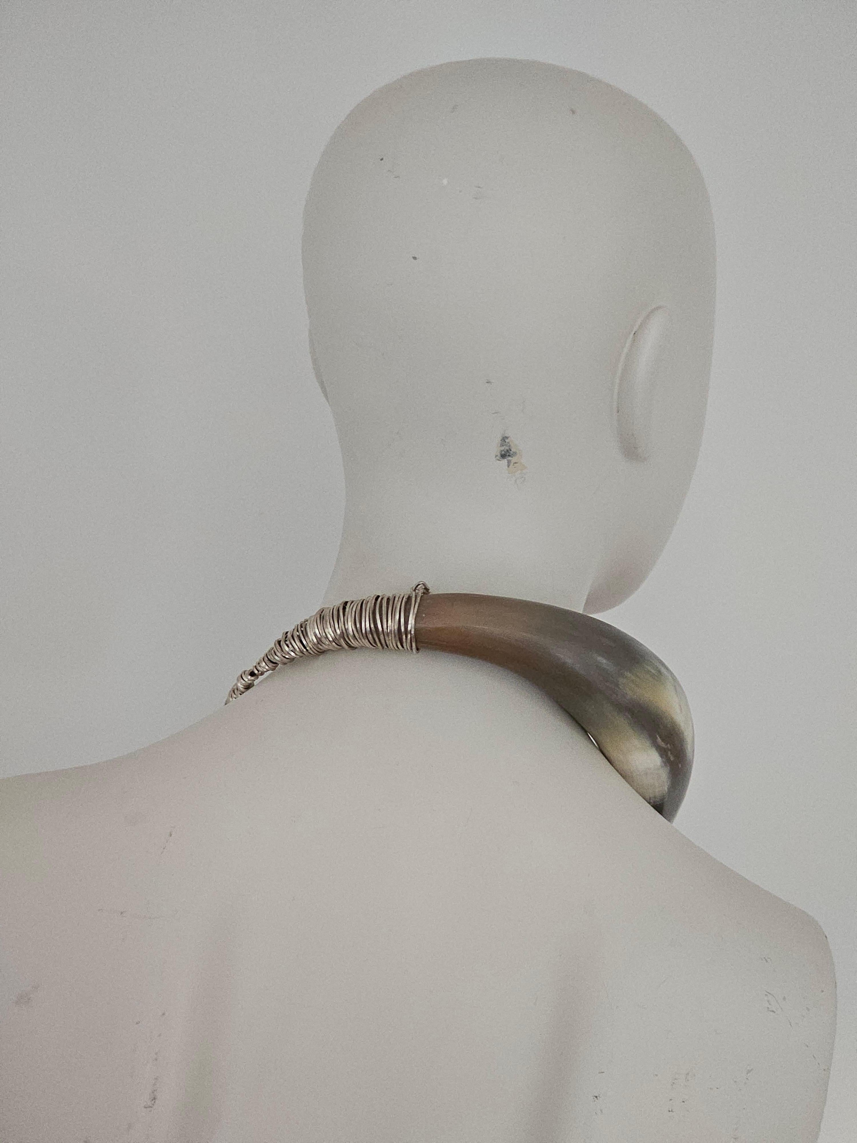 Collare scultoreo contemporaneo con calligrafia di Alina Alamorean in vendita 9
