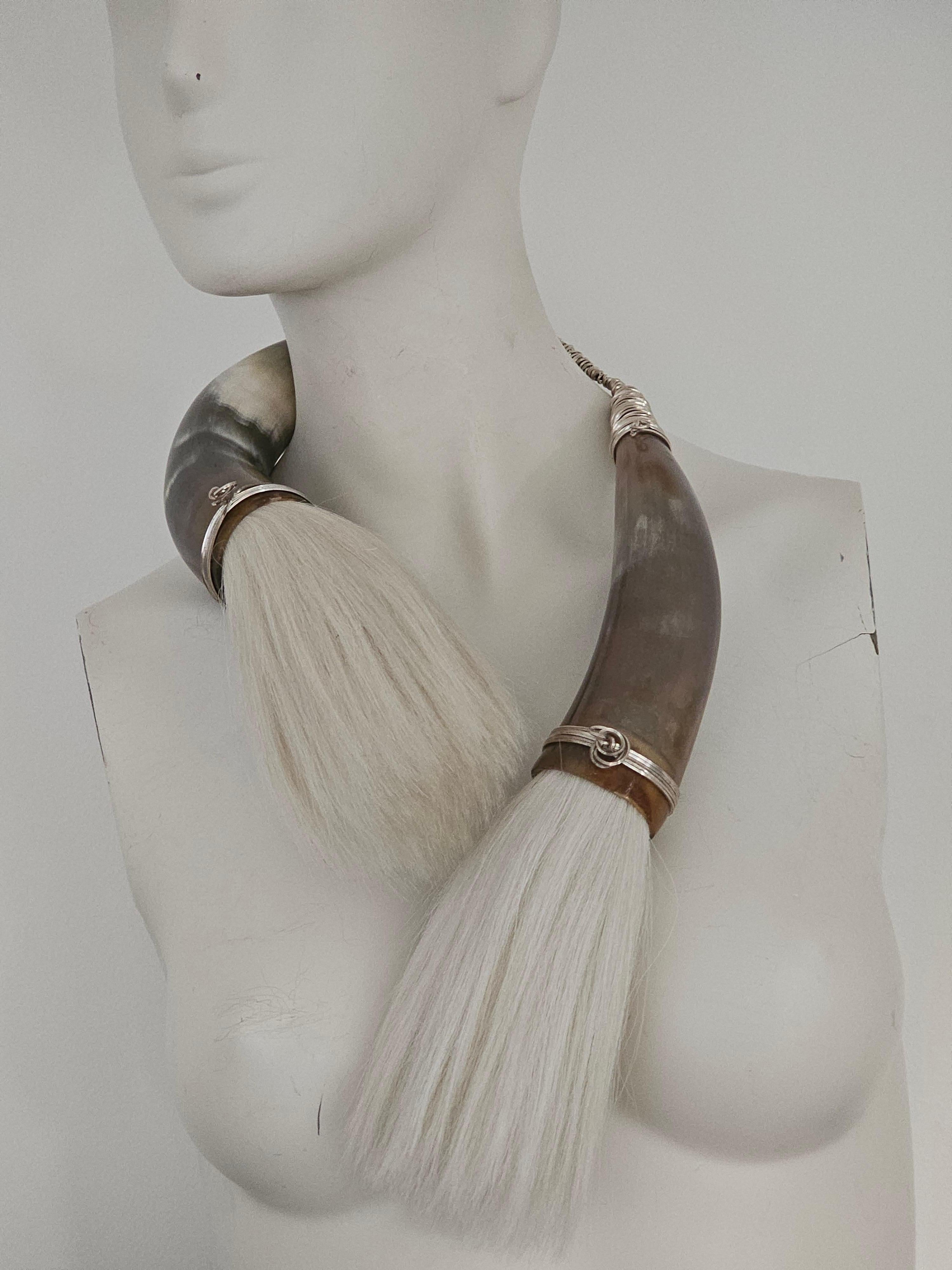 Collare scultoreo contemporaneo con calligrafia di Alina Alamorean in vendita 10