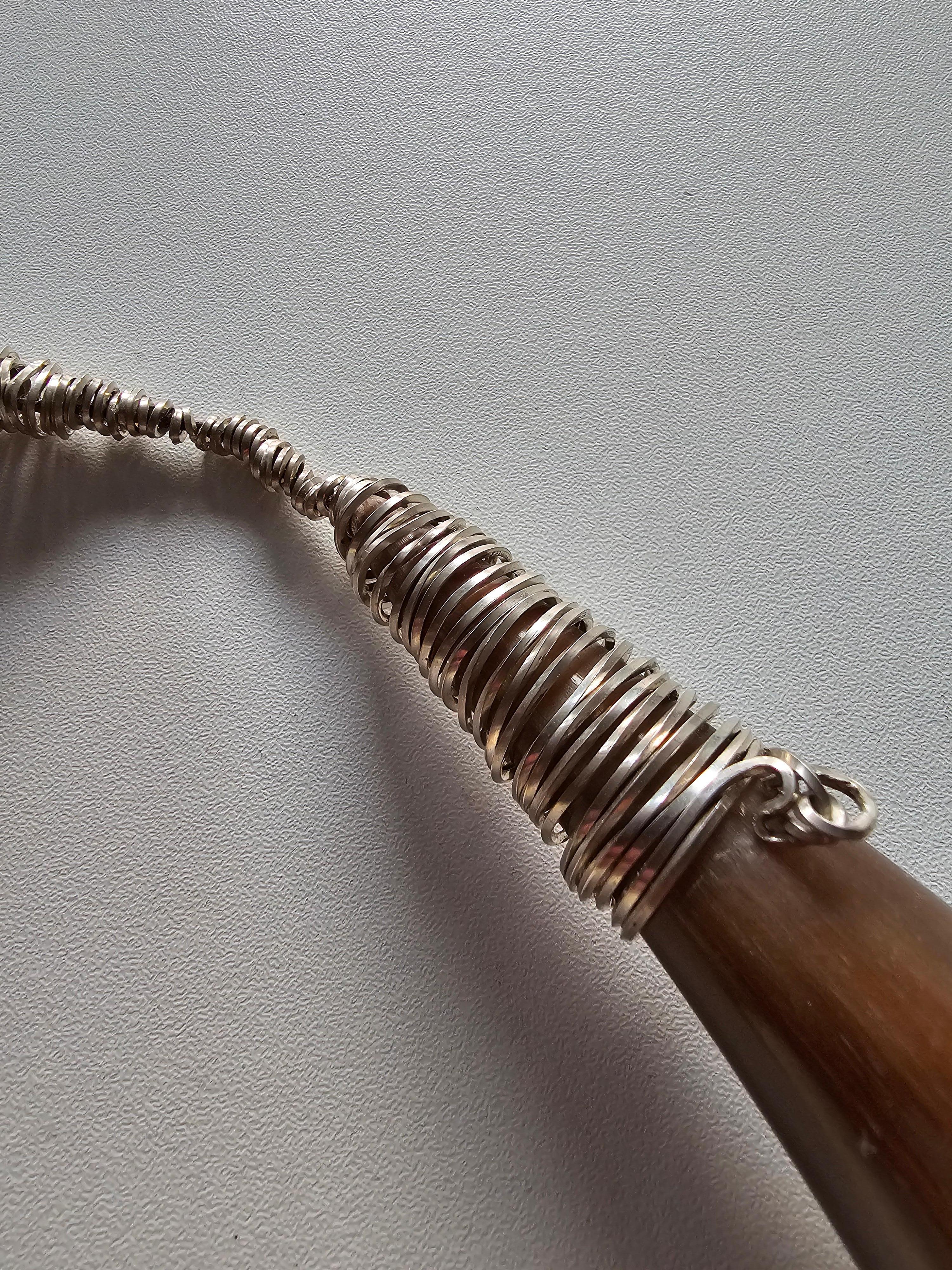 Collare scultoreo contemporaneo con calligrafia di Alina Alamorean in vendita 3