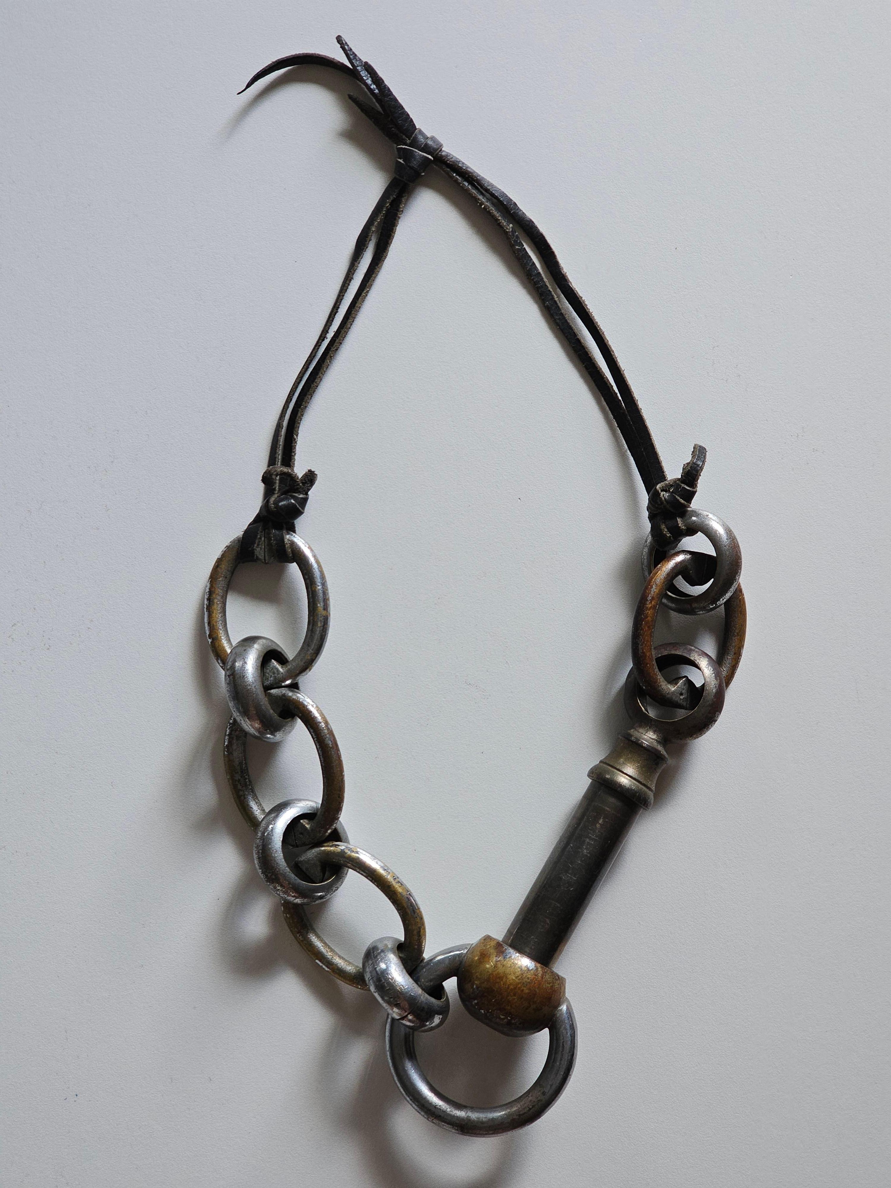 Collana Horse Bit in argento sterling patinato nero e cuoio 

Marchio di garanzia

Creata durante la mia collaborazione con la galleria BSL, Parigi, 2011

Dimensioni 
cm: L 14 x L 36 x H 4.5
in : L 5.51 x L 14.17 x H 1.78

La collana Horse Bit in