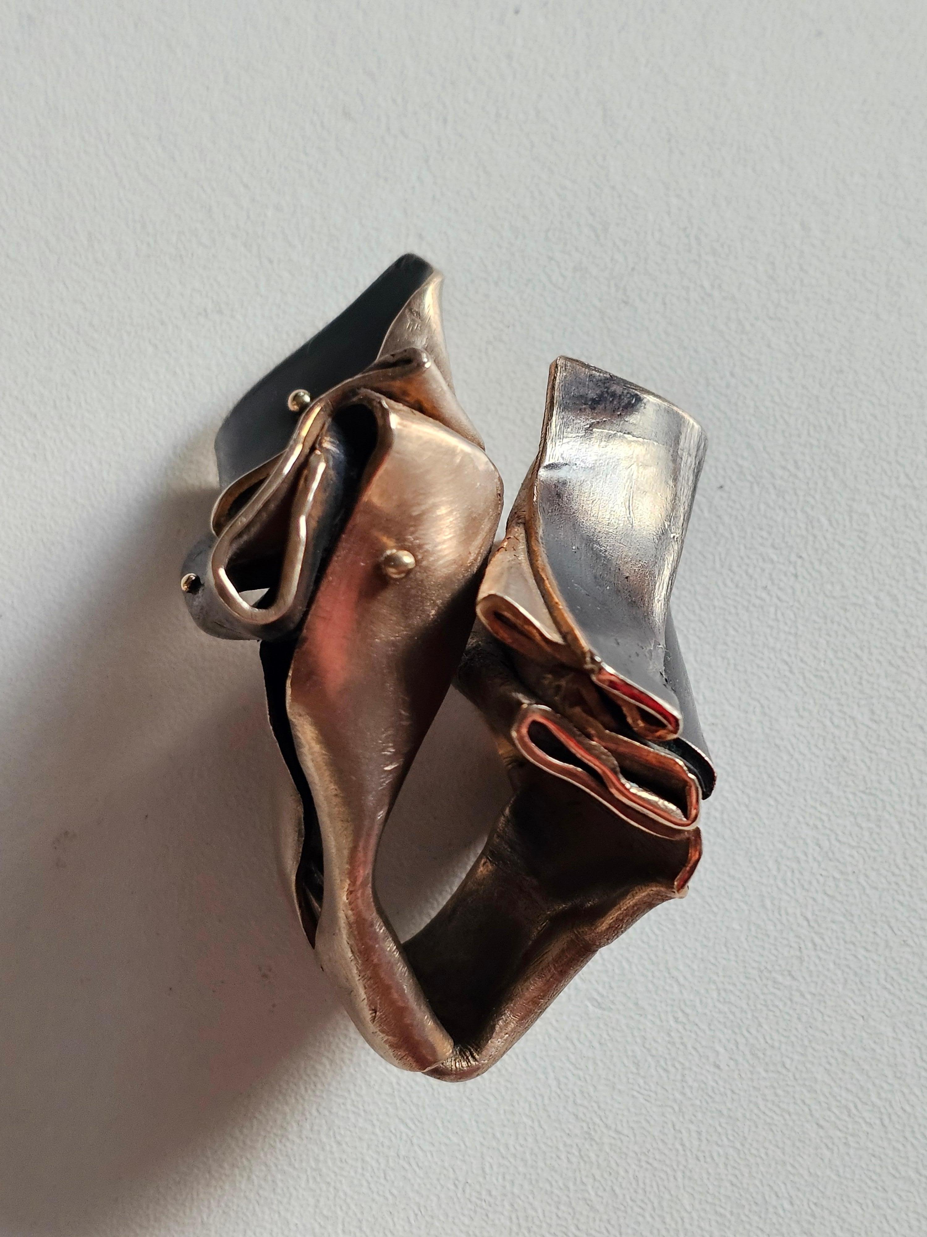 Little Pleats Statement Ring in rose satinated and black patinated bronze with 18ct Gold little pearls and polished outlines 

Unique 
Hallmarked

Exhibited at The Museum of Art & Design, NYC, 2019

Dimensions 
cm : L 4 x W 6 x H 6
in : L 1.57 x W