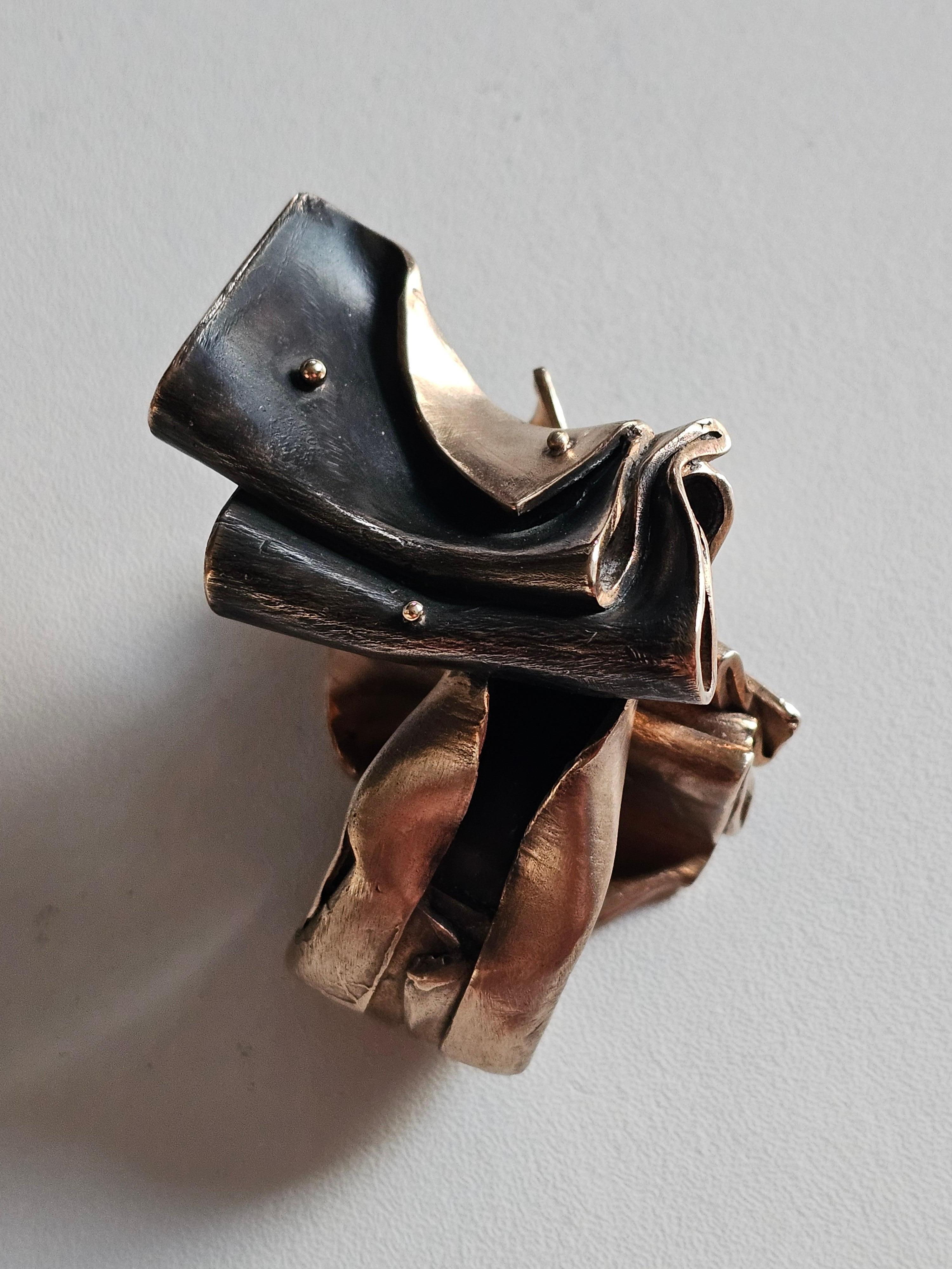 Alina Alamorean Little Pleats Sculptural Contemporary Ring Black Gold Bronze In New Condition For Sale In Fresnes, IDF