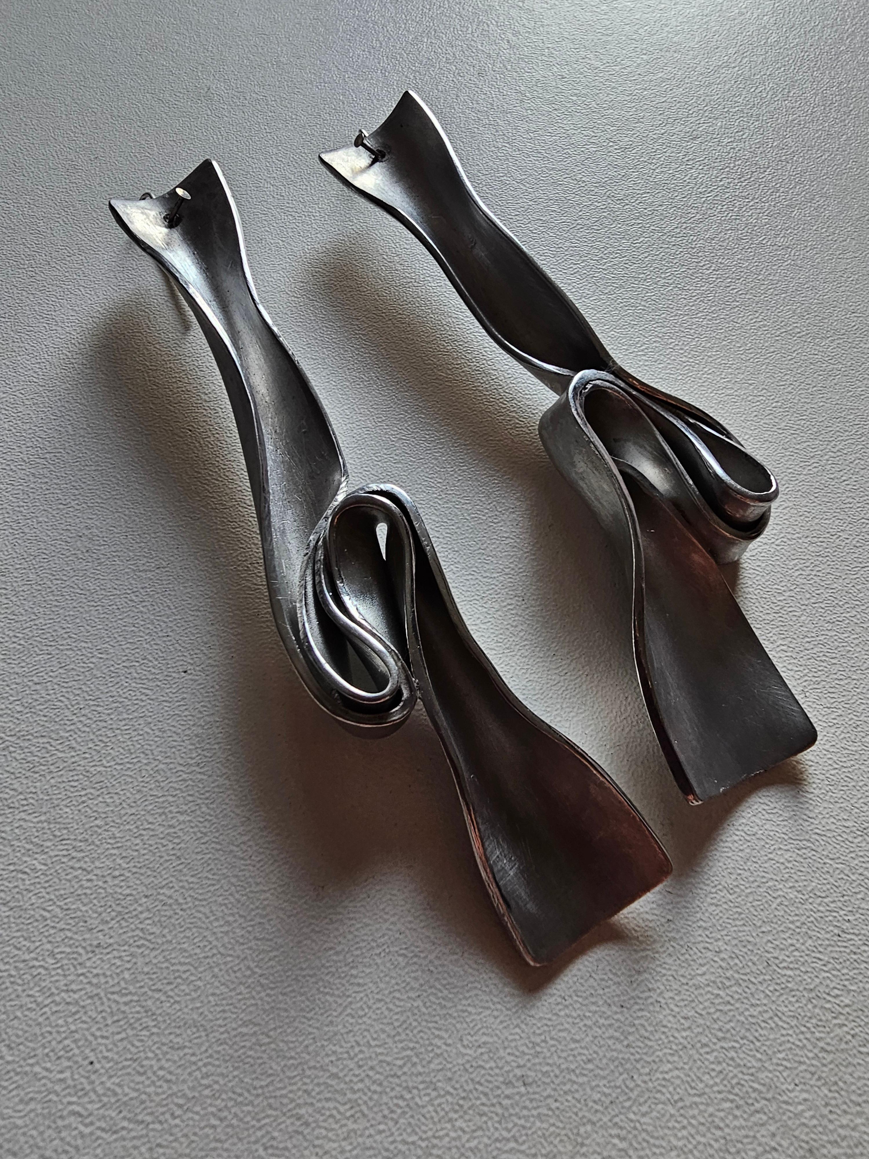 Alina Alamorean Long Comma Sculptural Contemporary Statement Earrings Aluminium In New Condition For Sale In Fresnes, IDF
