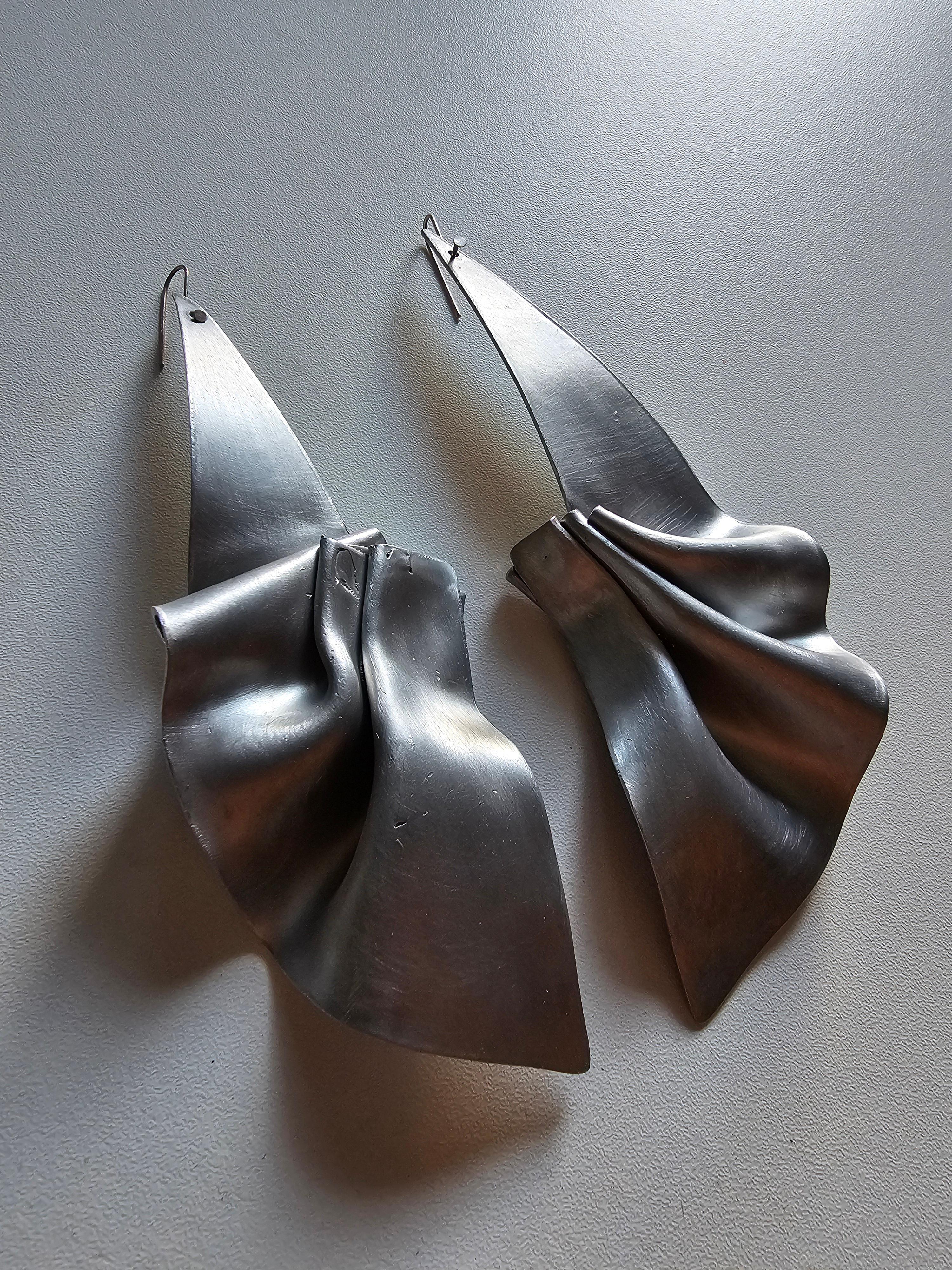 Alina Alamorean Long Pleats Sculptural Contemporary Statement Earrings Aluminium In New Condition For Sale In Fresnes, IDF