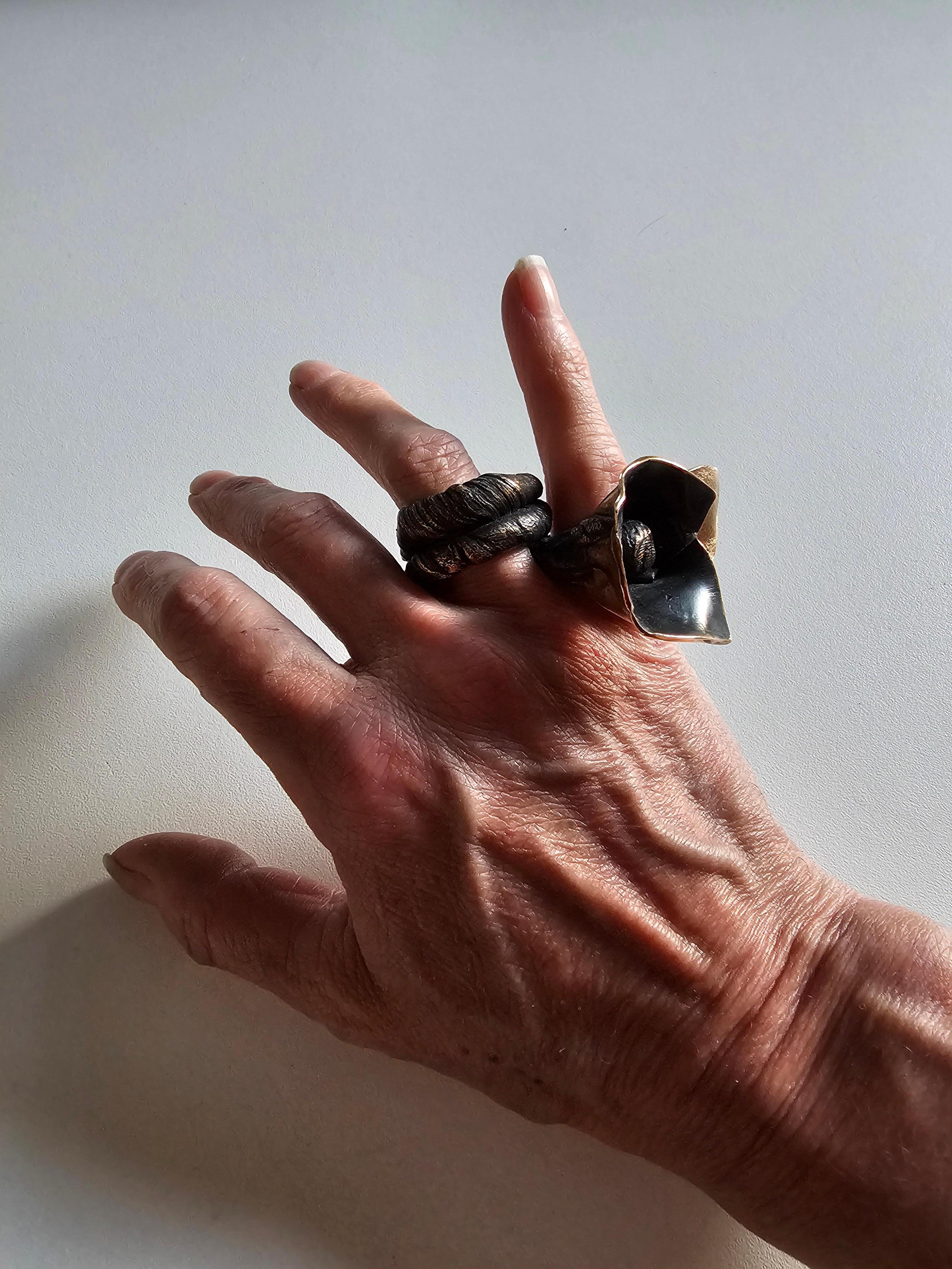 Alina Alamorean Piccolo fiore dell'amore Anello scultoreo contemporaneo Bronzo nero in vendita 5