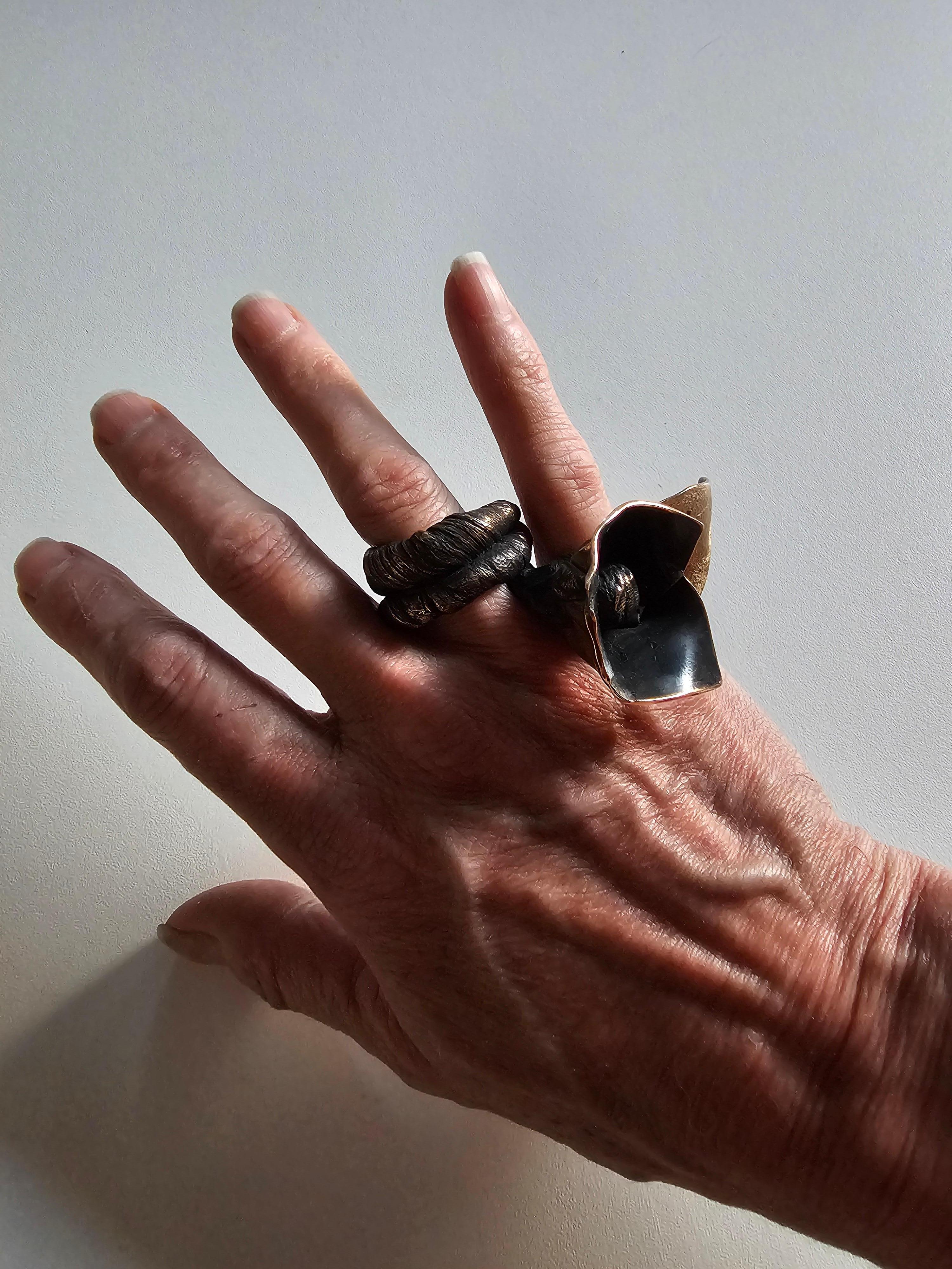 Alina Alamorean Piccolo fiore dell'amore Anello scultoreo contemporaneo Bronzo nero in vendita 6