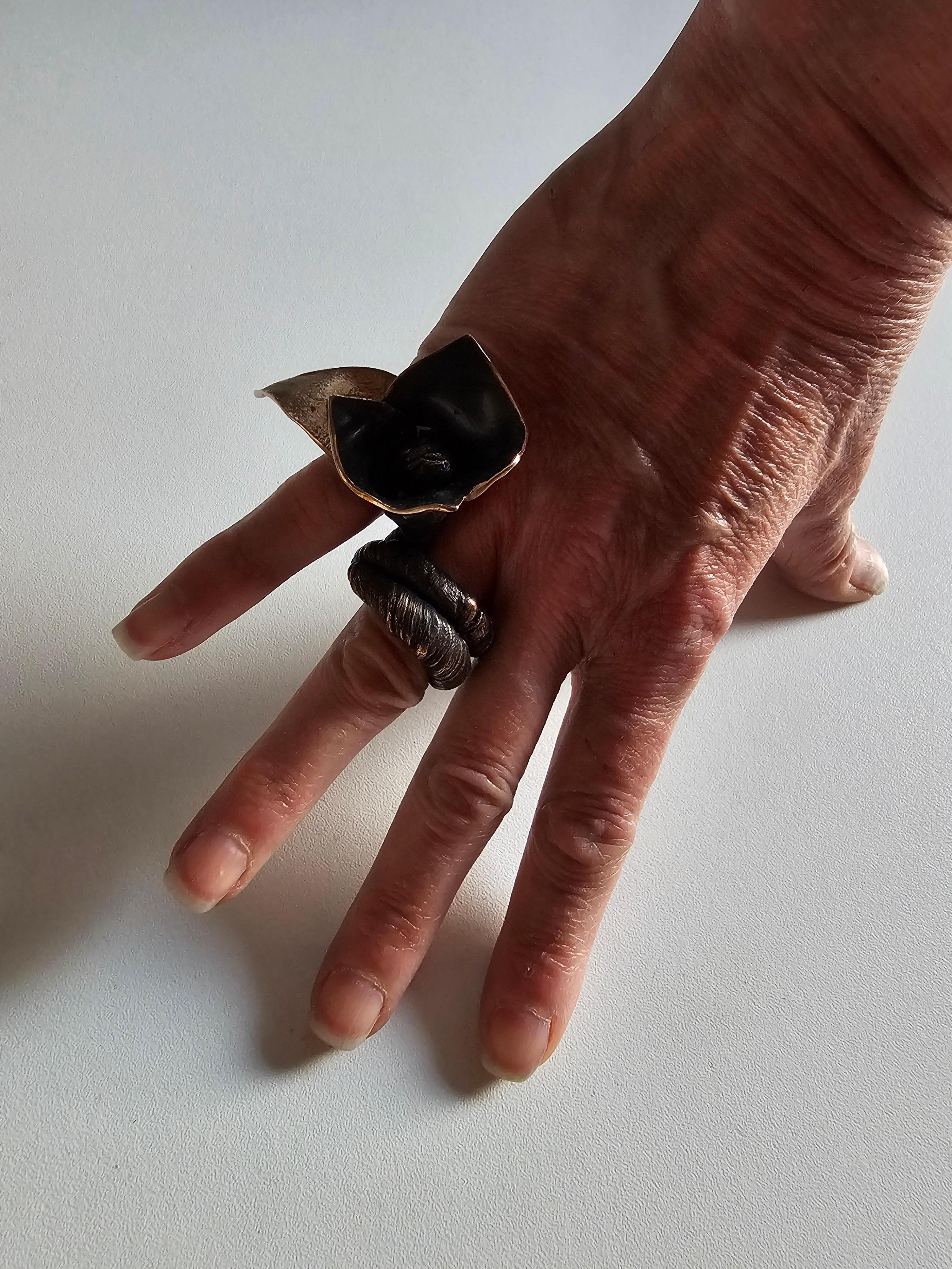 Alina Alamorean Piccolo fiore dell'amore Anello scultoreo contemporaneo Bronzo nero in vendita 7