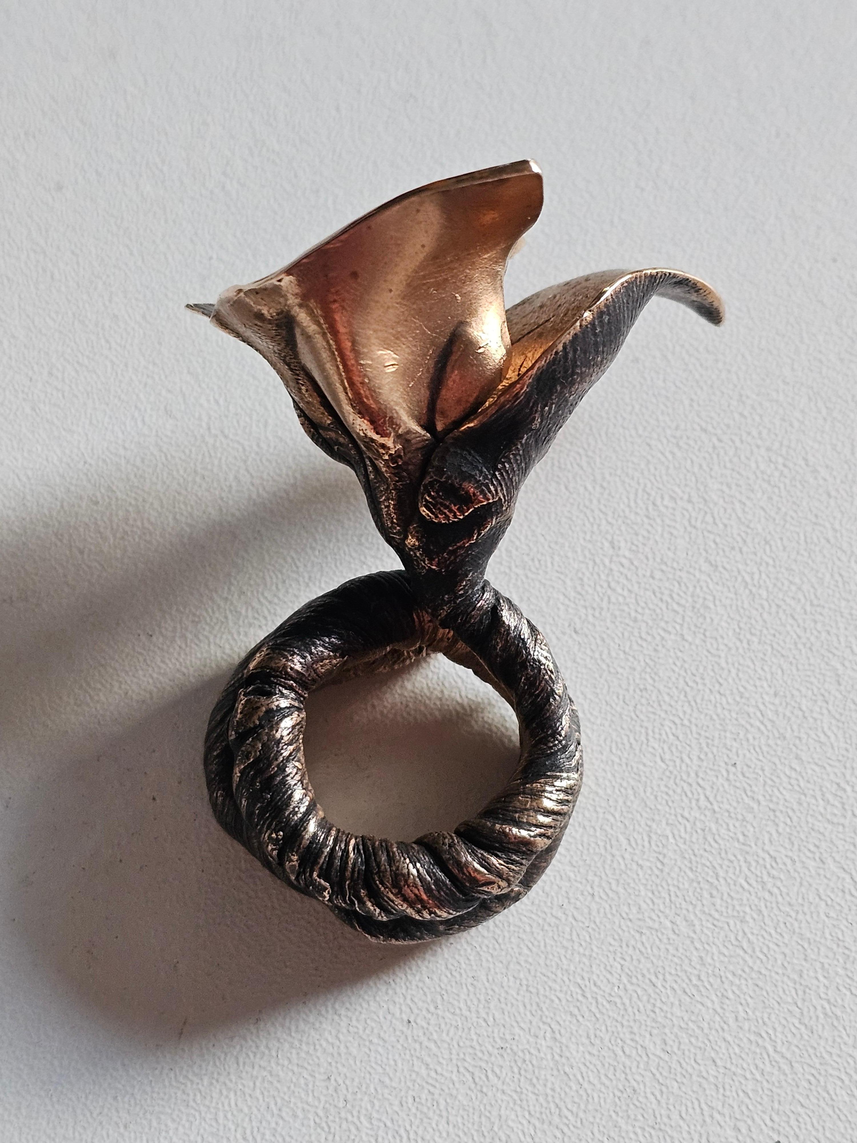 Alina Alamorean Piccolo fiore dell'amore Anello scultoreo contemporaneo Bronzo nero In condizioni Nuovo in vendita a Fresnes, IDF