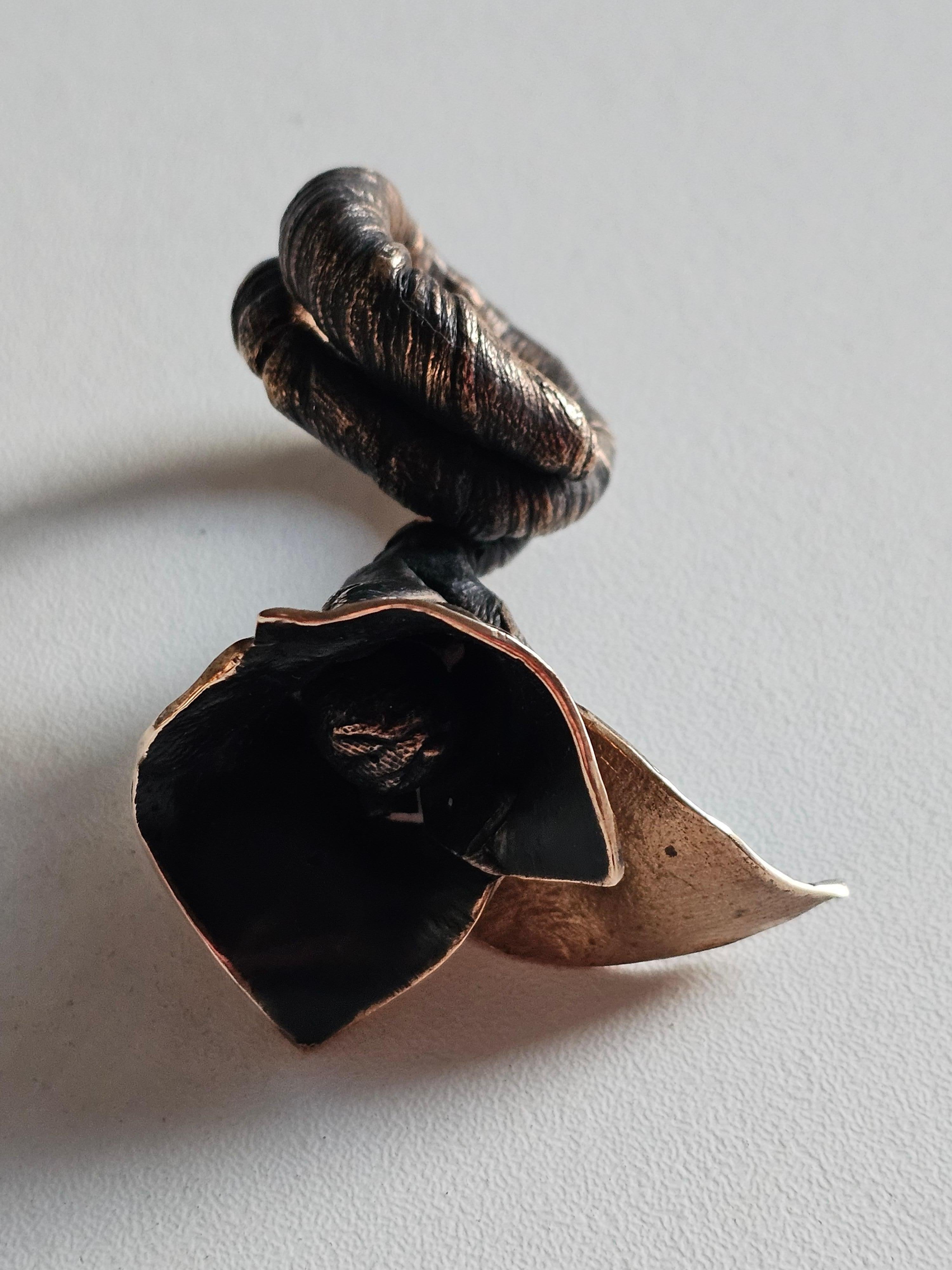 Alina Alamorean Piccolo fiore dell'amore Anello scultoreo contemporaneo Bronzo nero in vendita 1