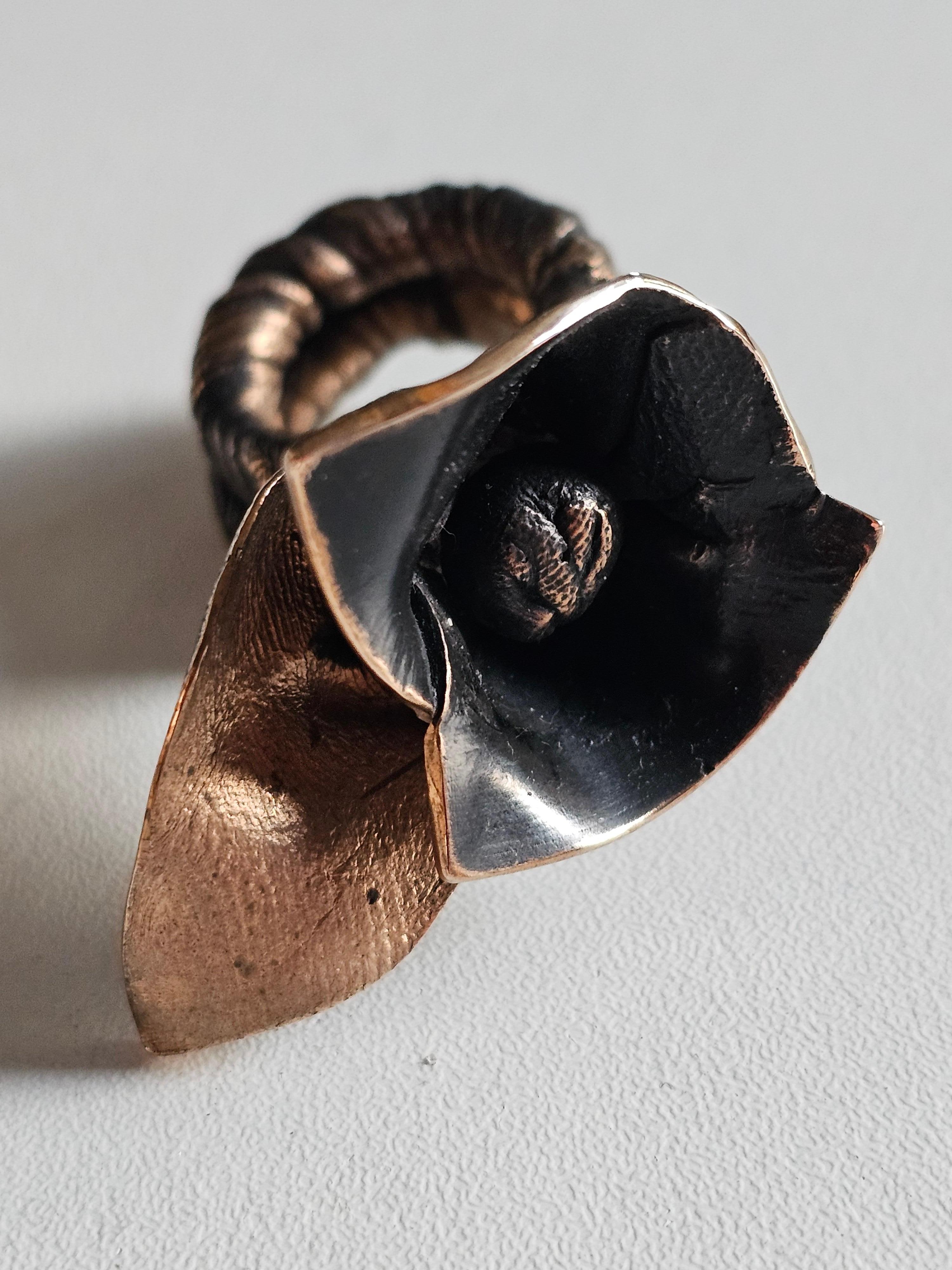 Alina Alamorean Piccolo fiore dell'amore Anello scultoreo contemporaneo Bronzo nero in vendita 4