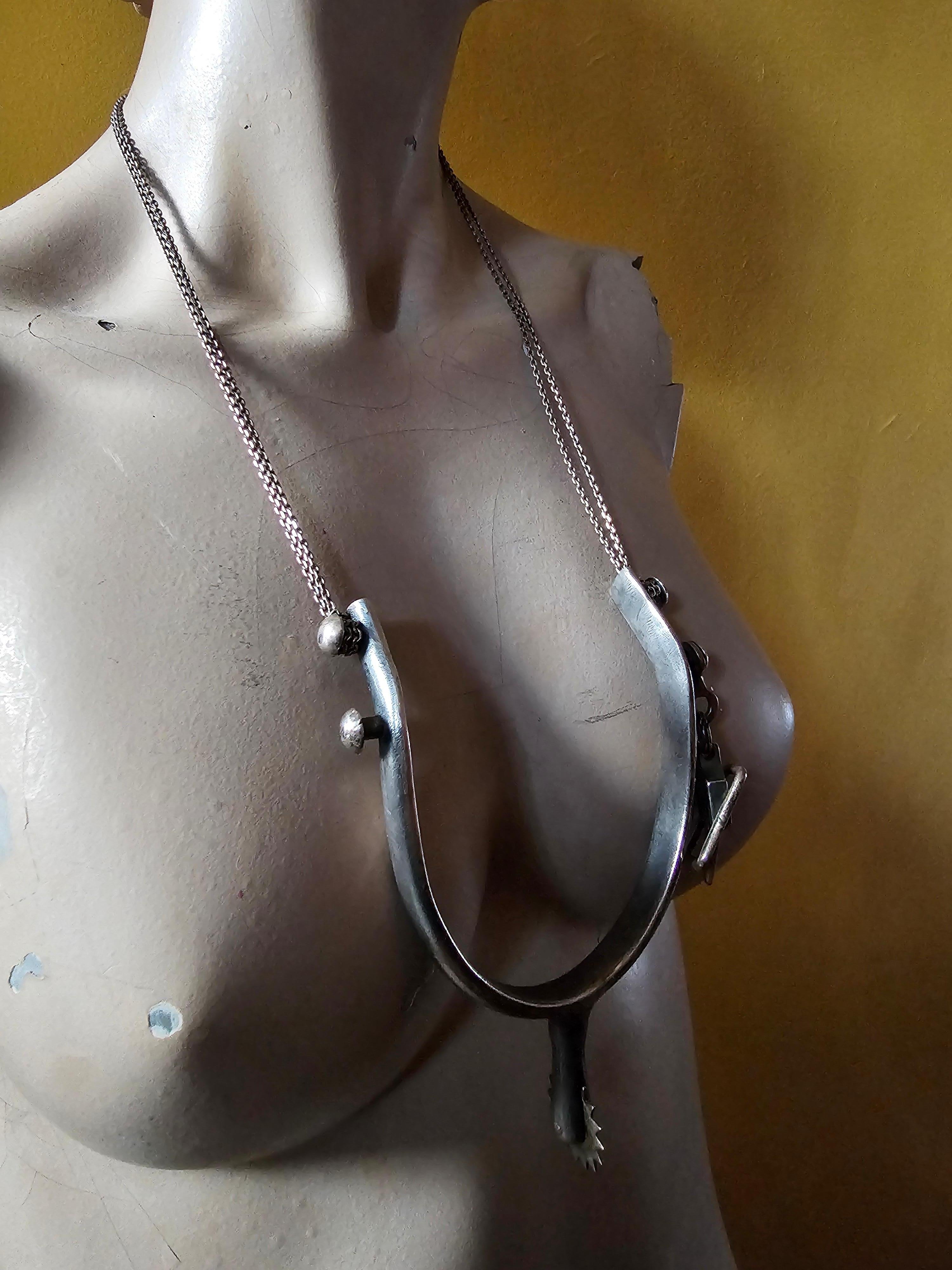 Collana Alina Alamorean Love Spur XIX secolo in argento nero in vendita 6