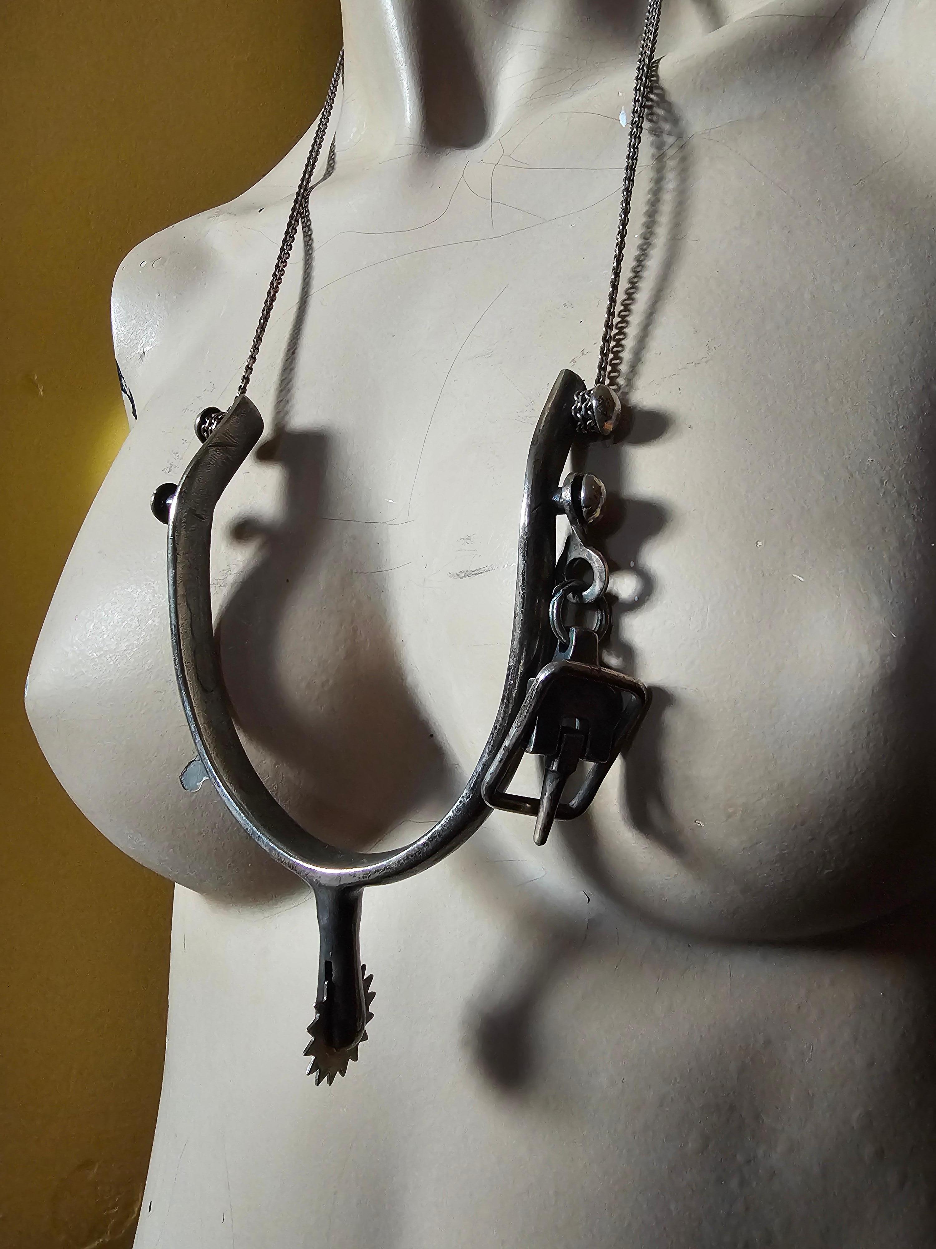 Collana Alina Alamorean Love Spur XIX secolo in argento nero in vendita 8