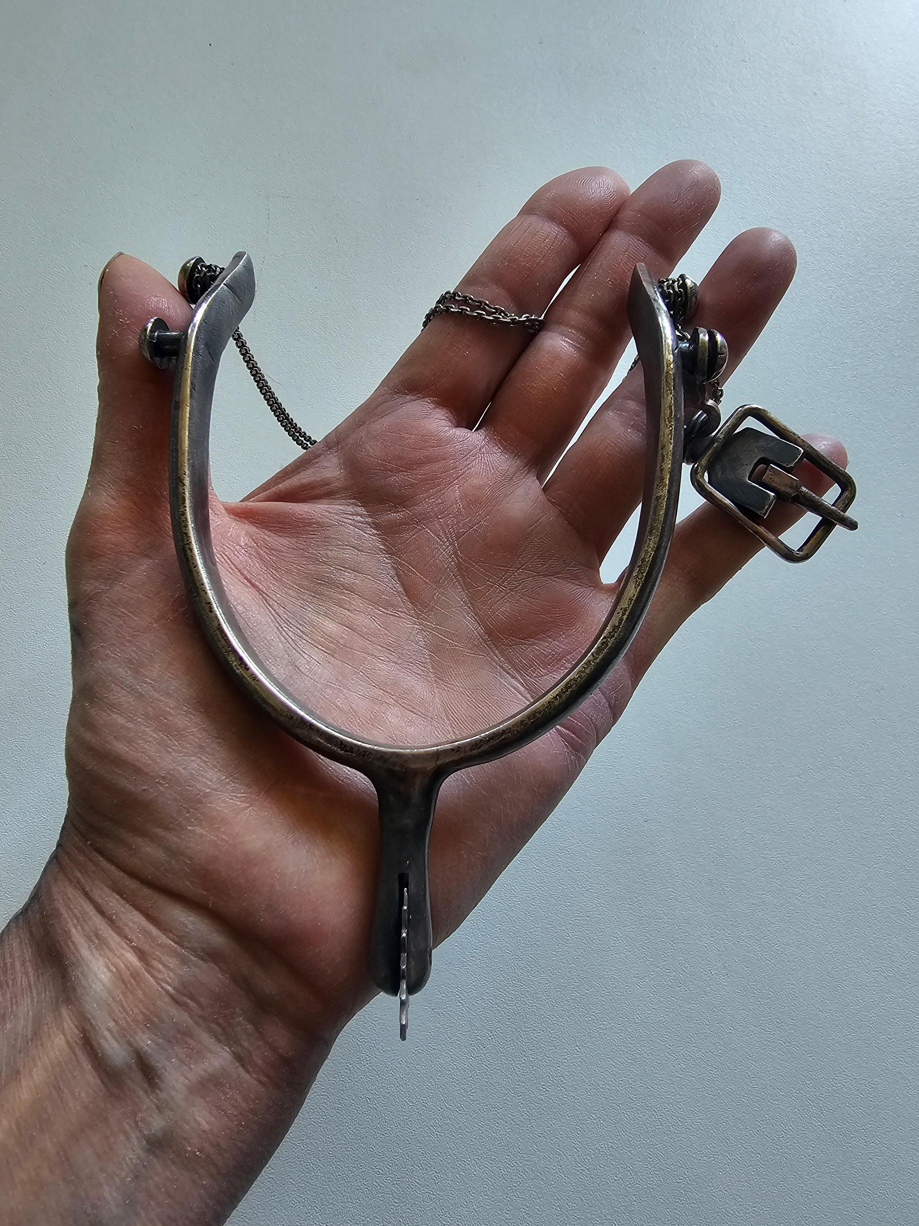 Collana Alina Alamorean Love Spur XIX secolo in argento nero in vendita 11