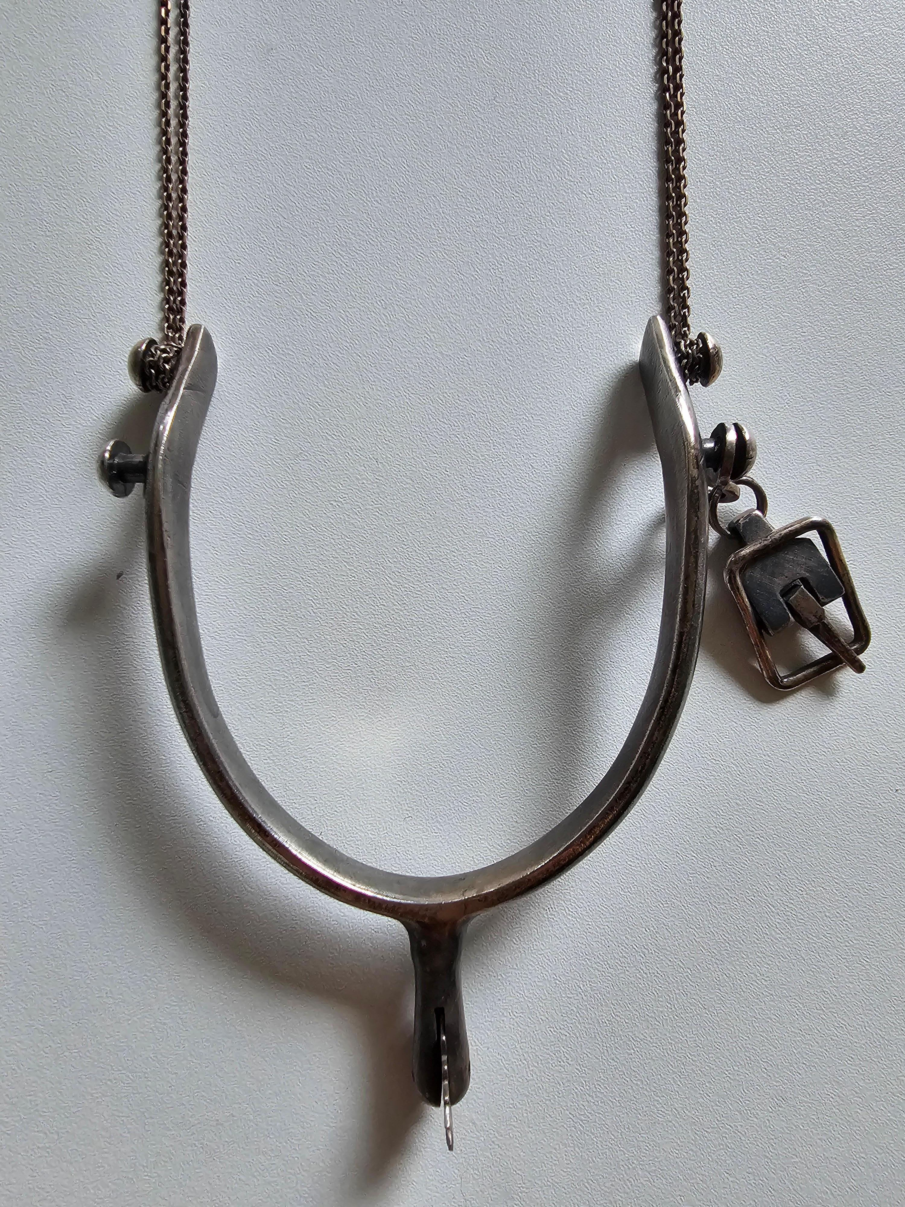 Collana Love Spur del XIX secolo in argento sterling patinato nero e catena e chiusura in argento con diamanti forçat

Marchio di garanzia

Creata durante la mia collaborazione con la galleria BSL, Parigi, 2011

Dimensioni 
cm: L 10,5 x L 14 x H.