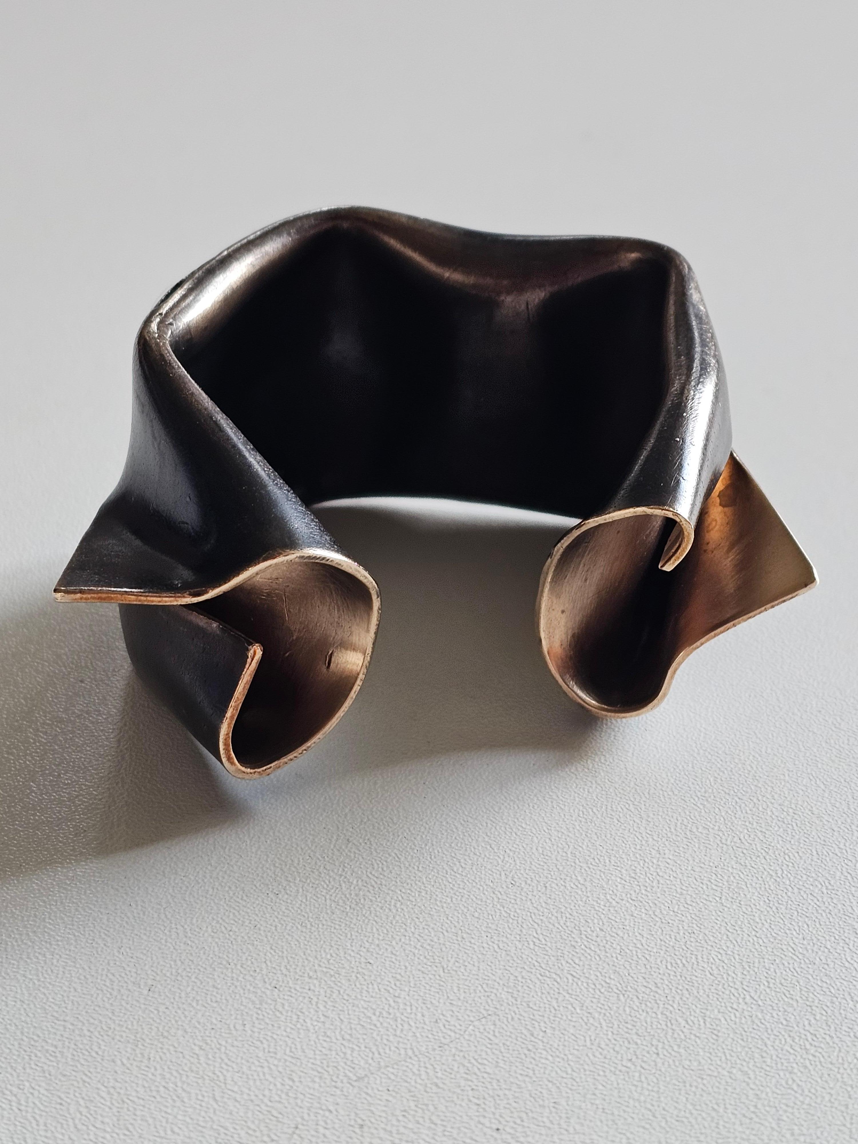 Pleats Sculpture Statement Cuff in rose satinated and black patinated bronze and polished outlines 

Unique 
Hallmarked

Dimensions 
cm : L 8 x W 7.5 x H 4.5
in : L 3.15 x W 2.95 x H 1.77
Opening : 2 cm ( 0.79 in ) for a thin wrist
Thickness : 1.5