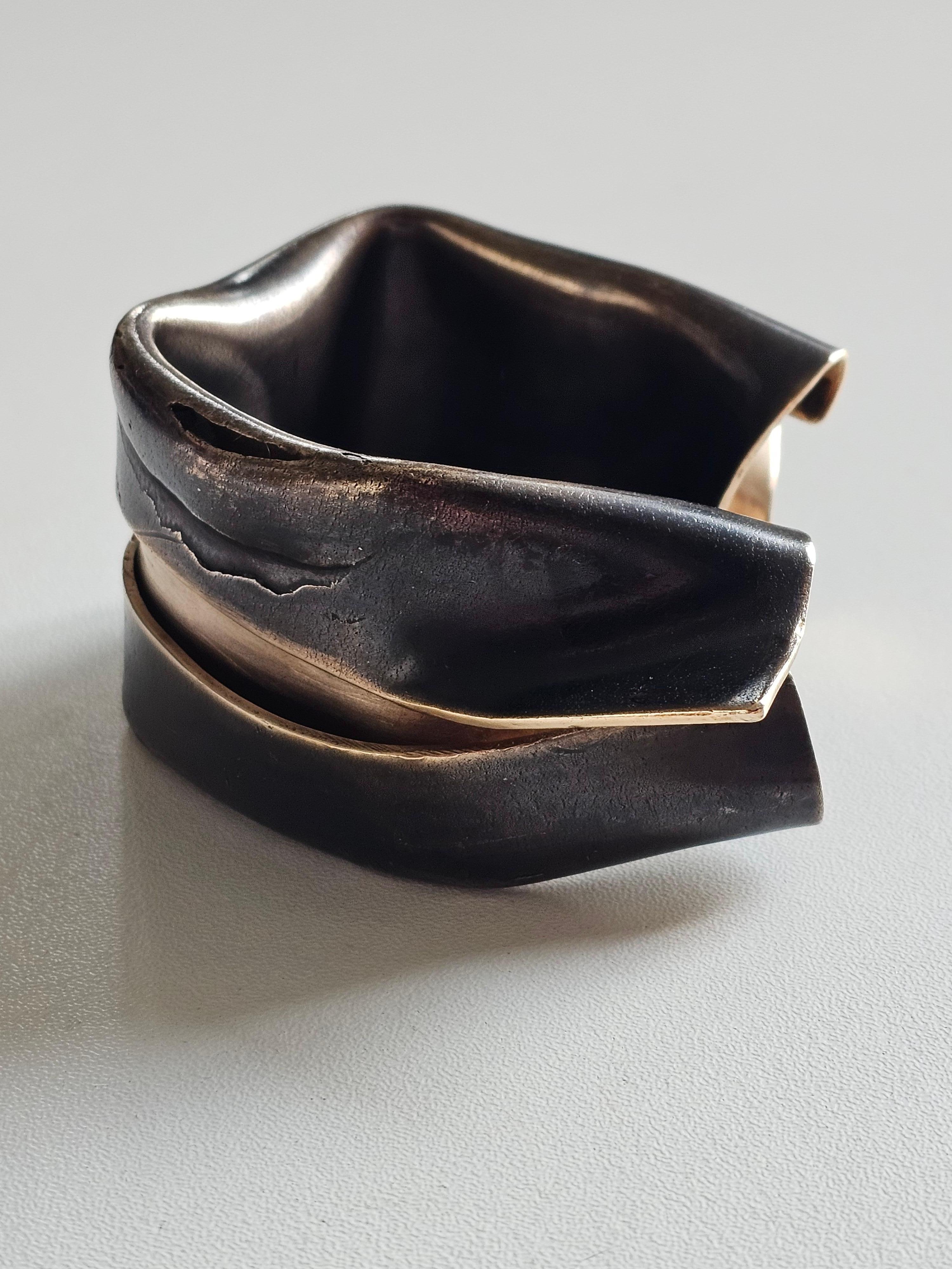 Alina Alamorean Pleats Contemporary Statement Cuff Bracelet Black Bronze In New Condition For Sale In Fresnes, IDF