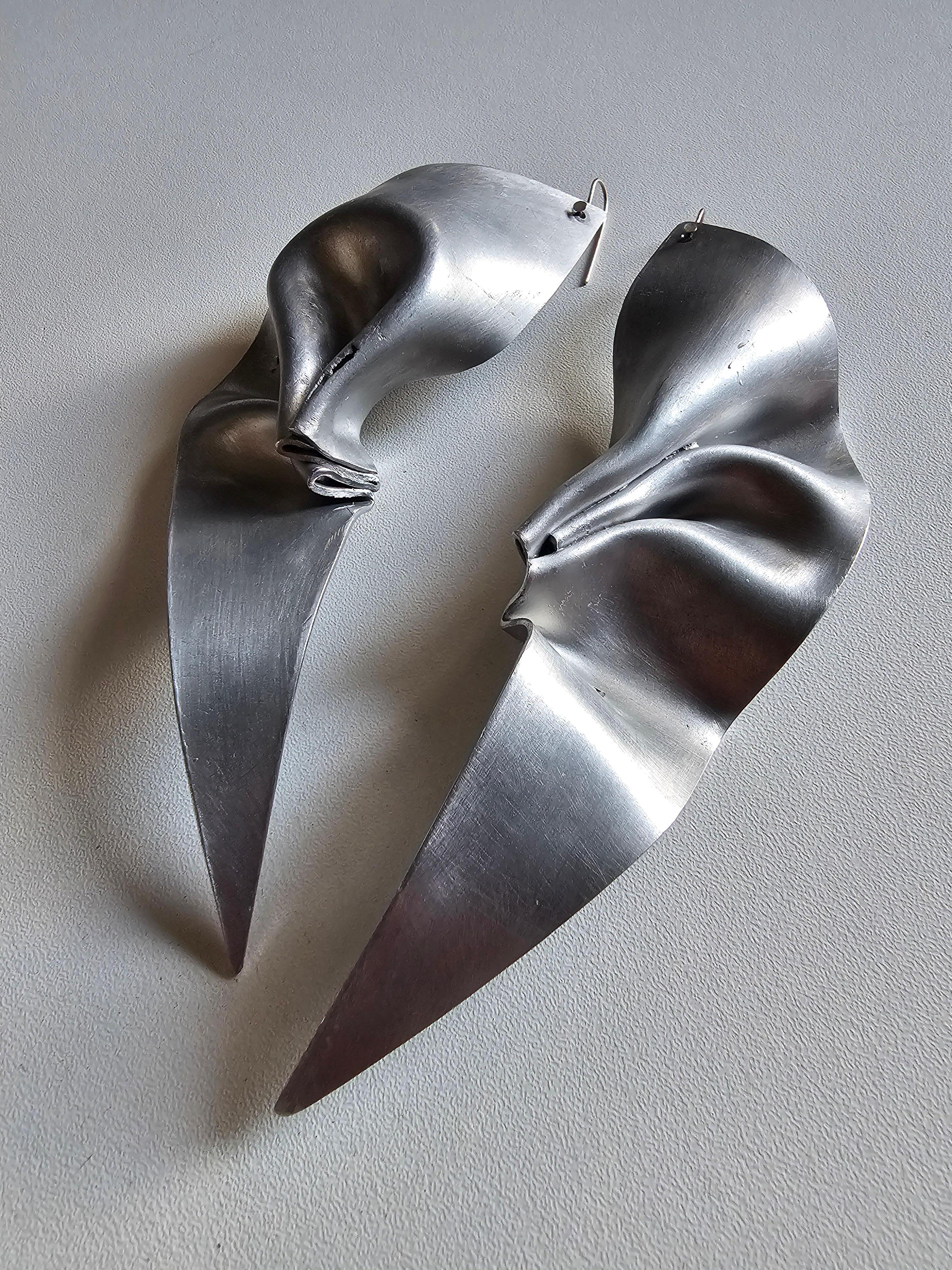 Alina Alamorean Shields Sculptural Contemporary Statement Earrings Aluminium In New Condition For Sale In Fresnes, IDF