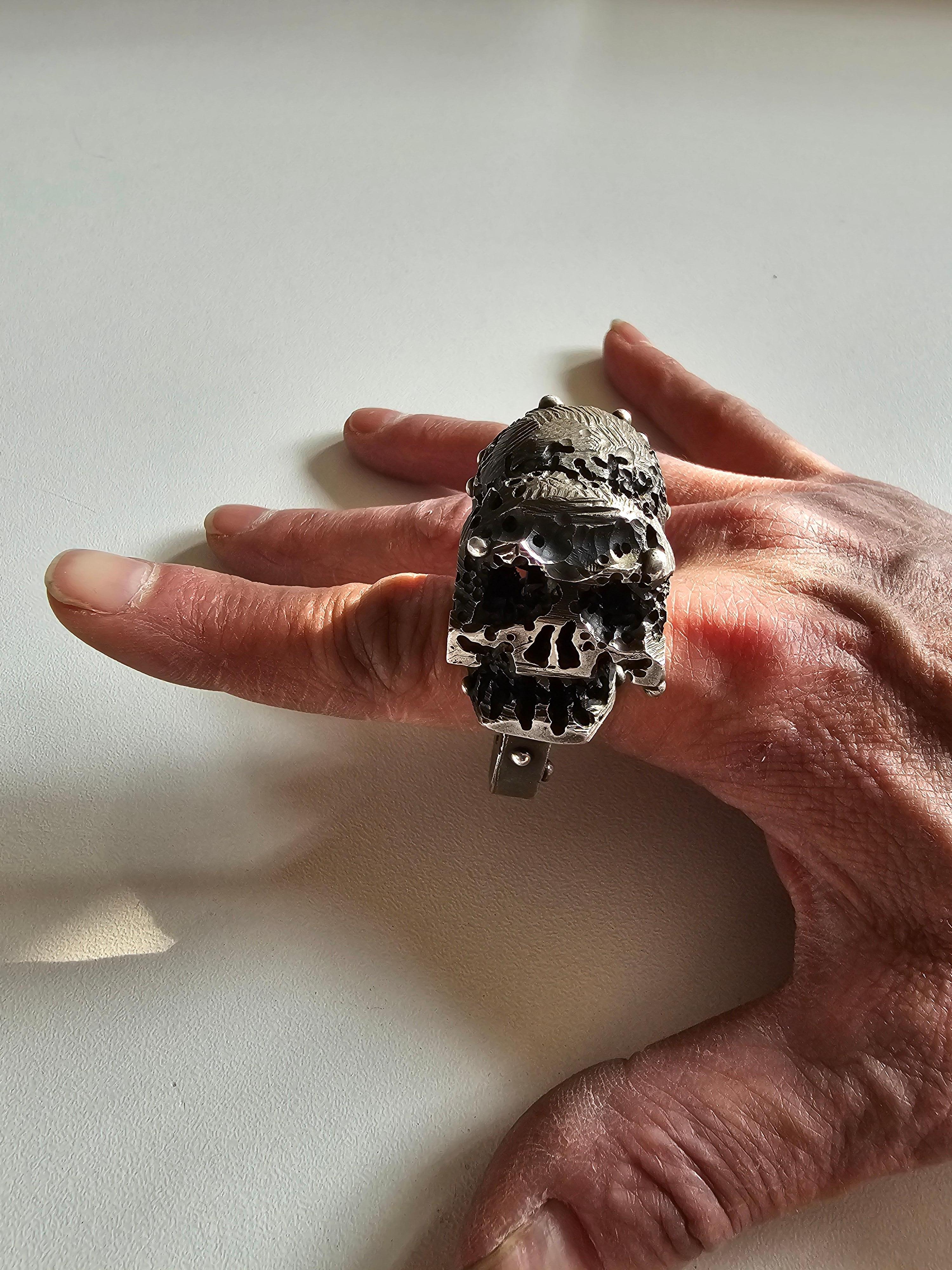 Alina Alamorean Skull Sculpted Contemporary Statement Ring Schwarz Silber im Angebot 11