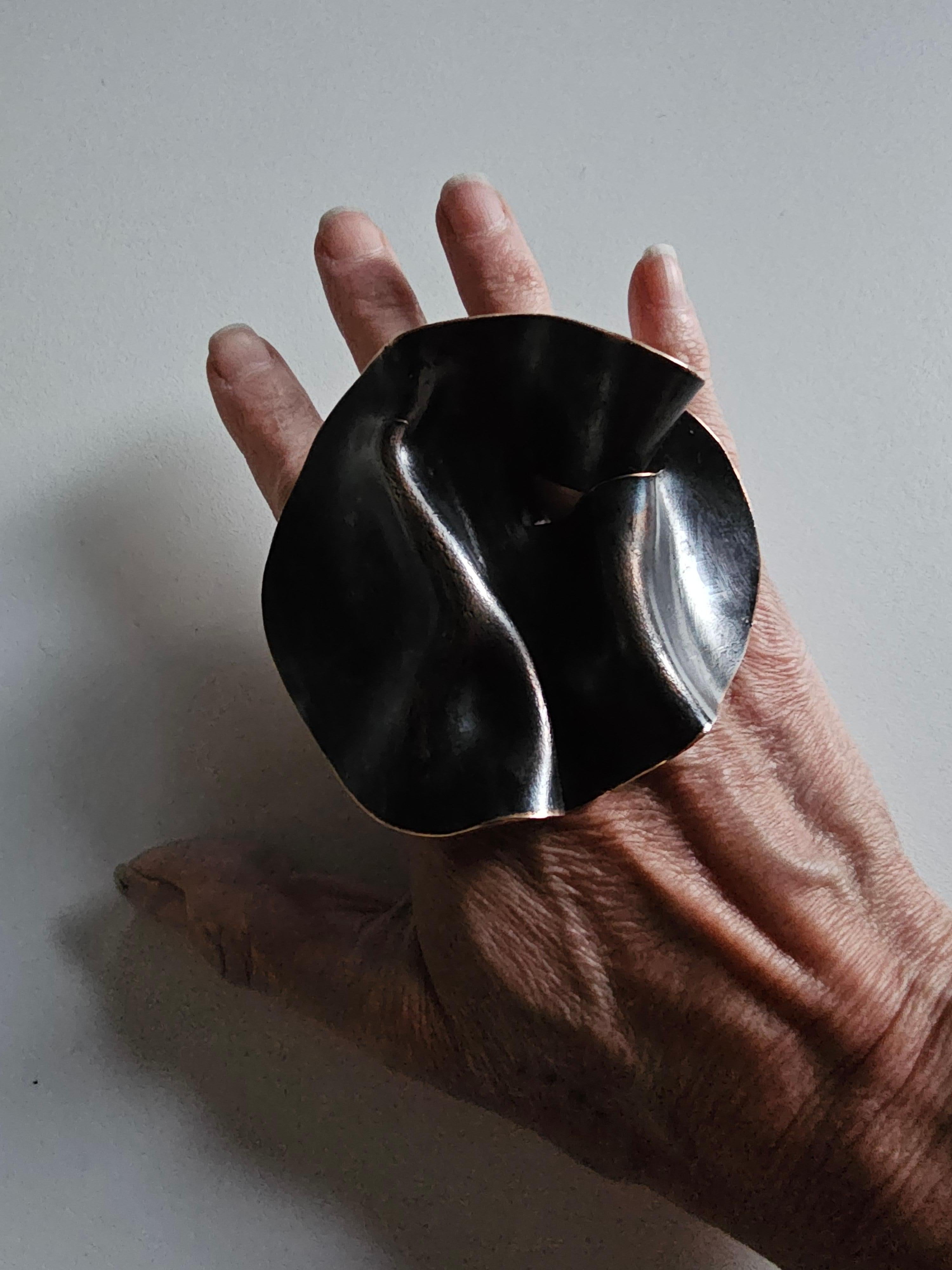 Alina Alamorean Veins of Love Sculptural Contemporary Ring Black Bronze For Sale 6