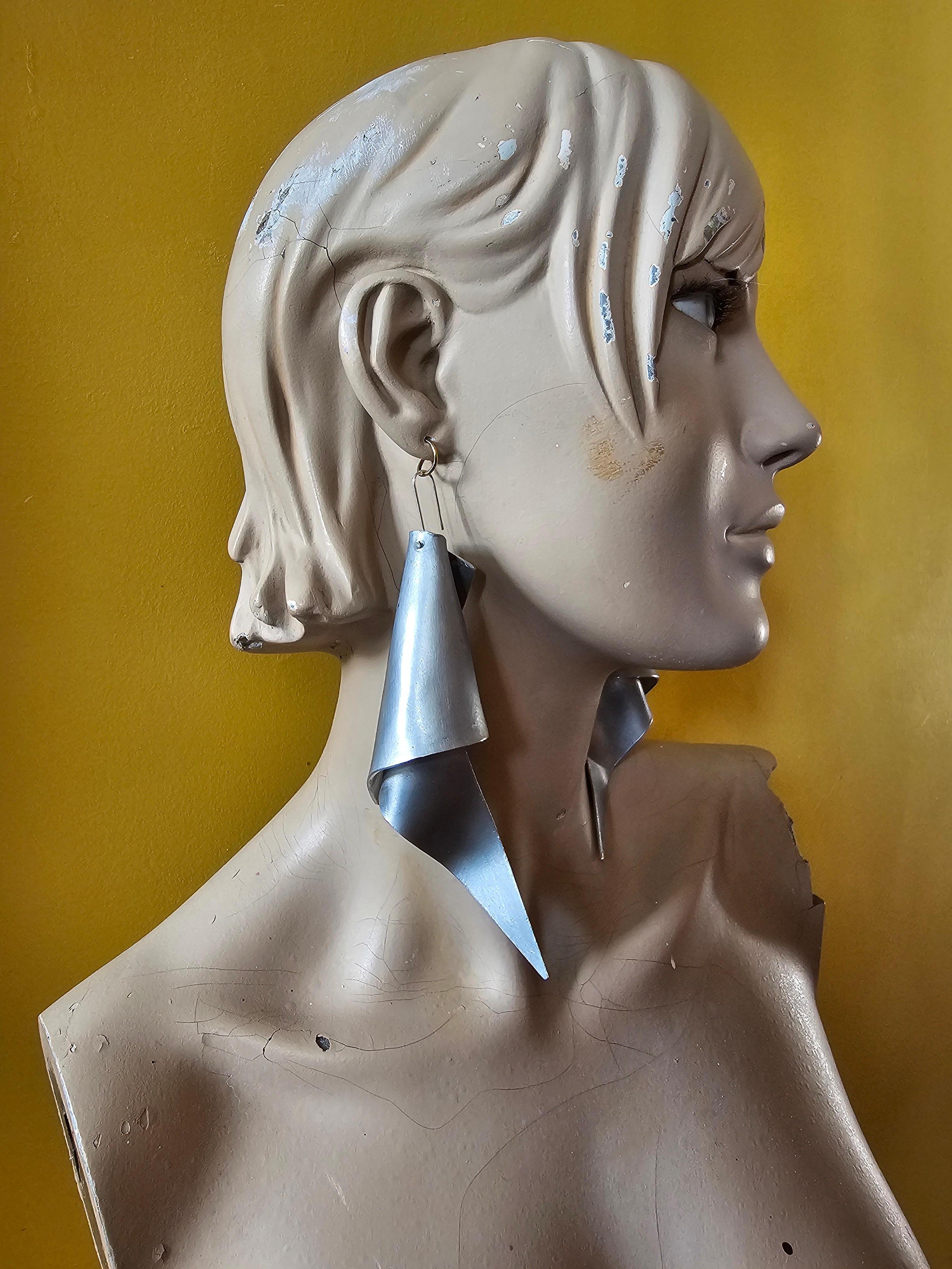 Alina Alamorean Victory Orecchini scultorei contemporanei in alluminio in vendita 6
