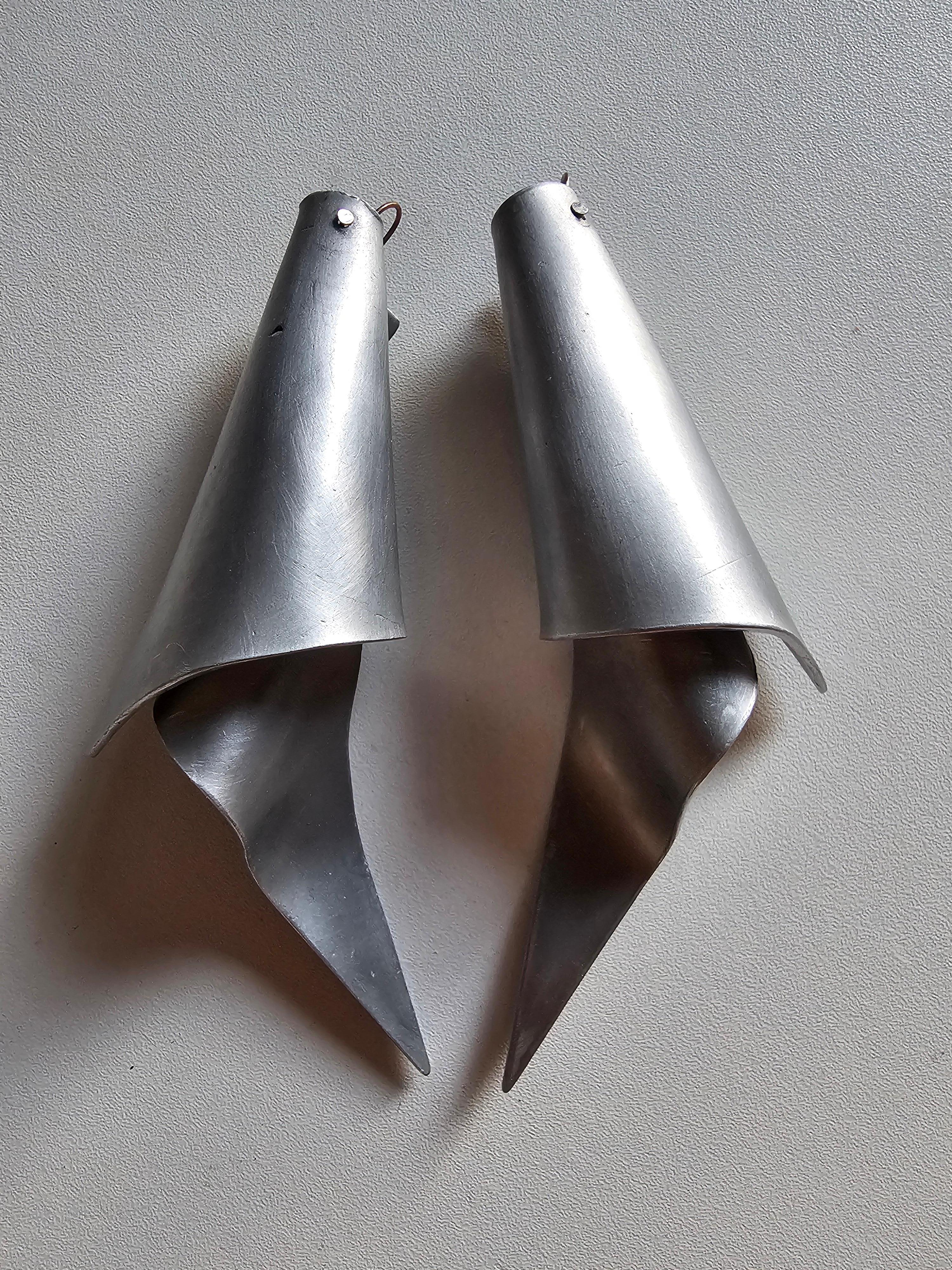 Orecchini statement Victory Sculpture in alluminio satinato e contorni lucidi 

Dalla collezione 