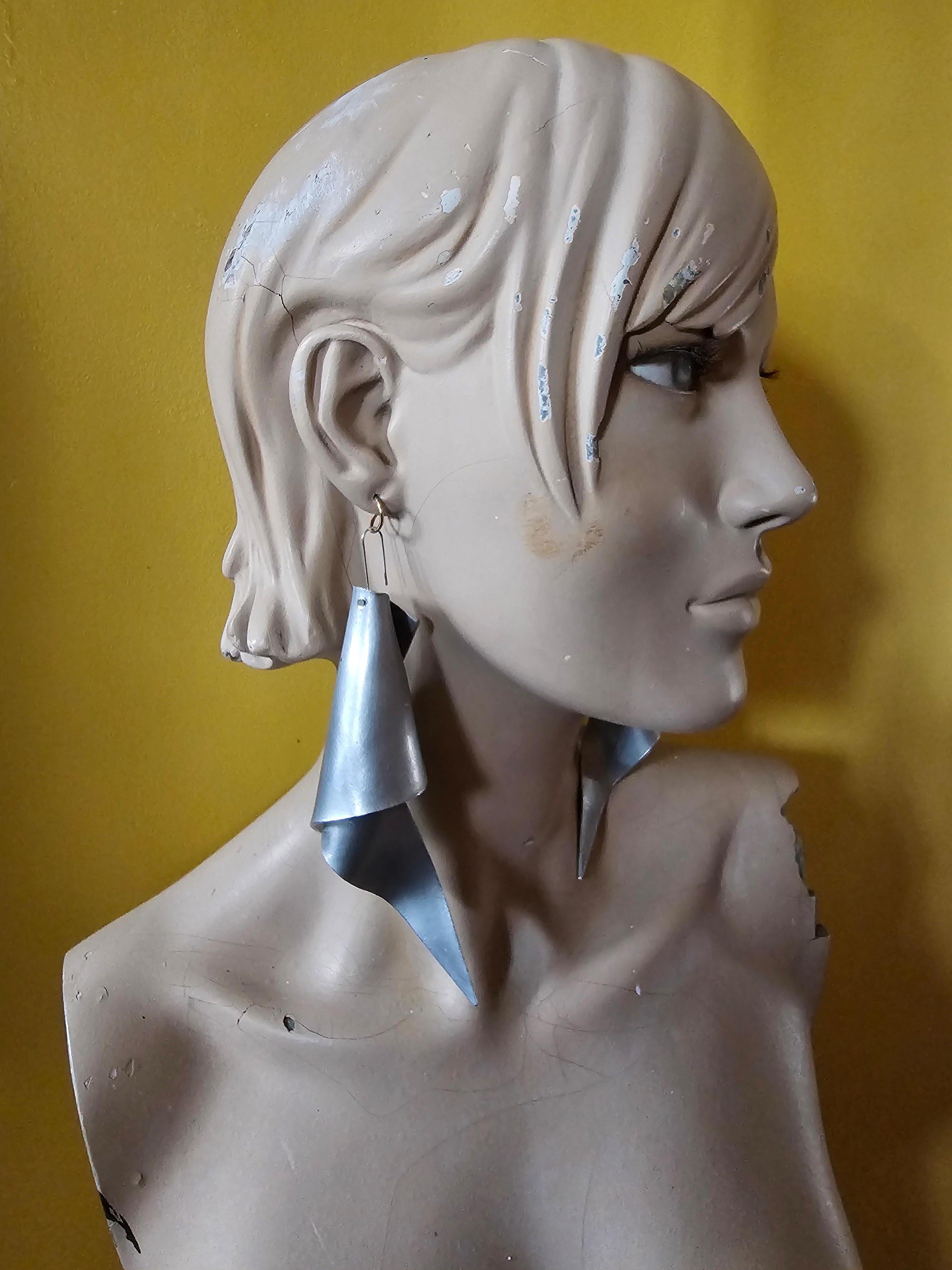 Alina Alamorean Victory Orecchini scultorei contemporanei in alluminio in vendita 3