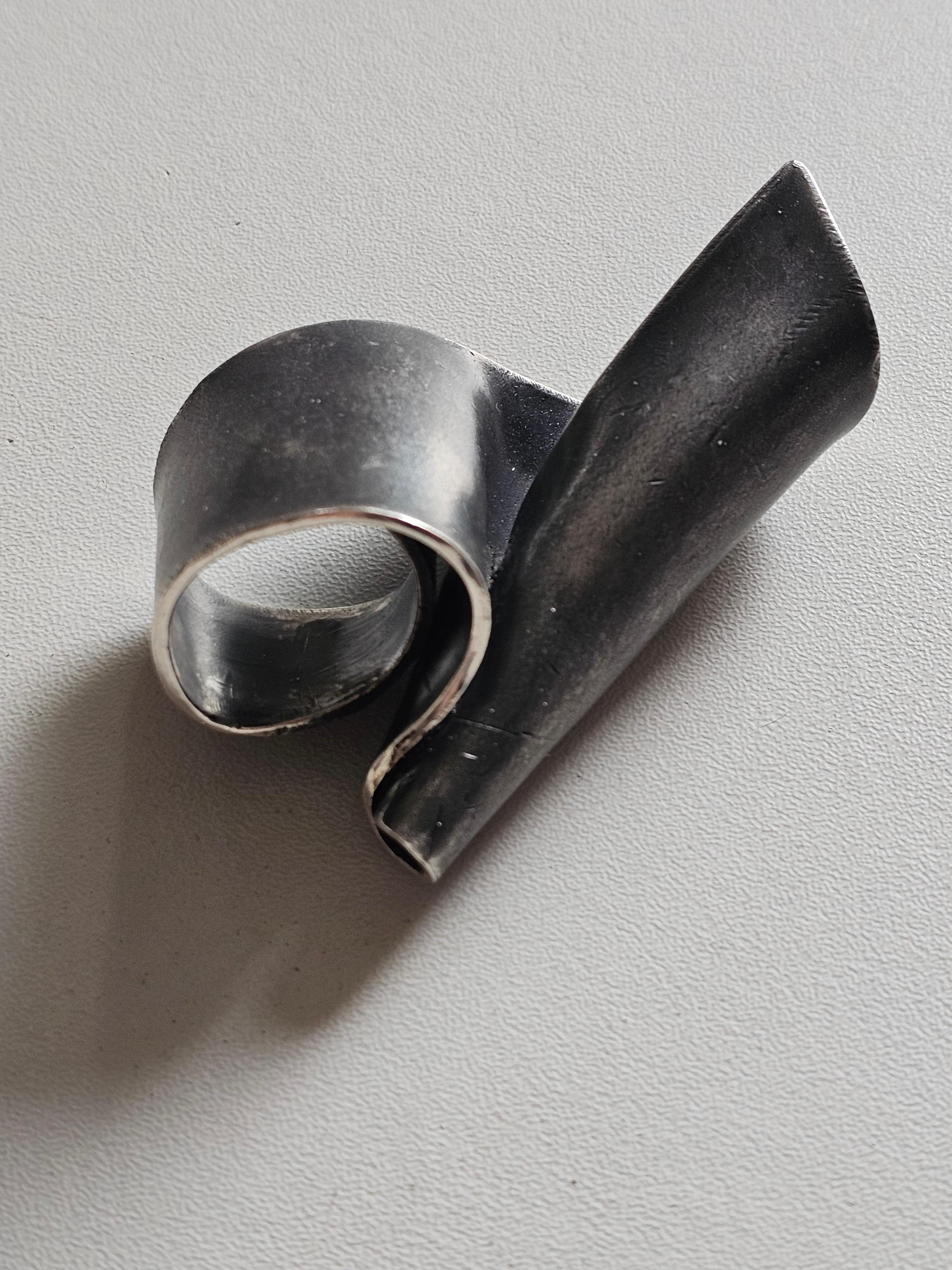 Alina Alamorean Victory Skulpturaler Contemporary Statement Ring Schwarz Silber im Angebot 5