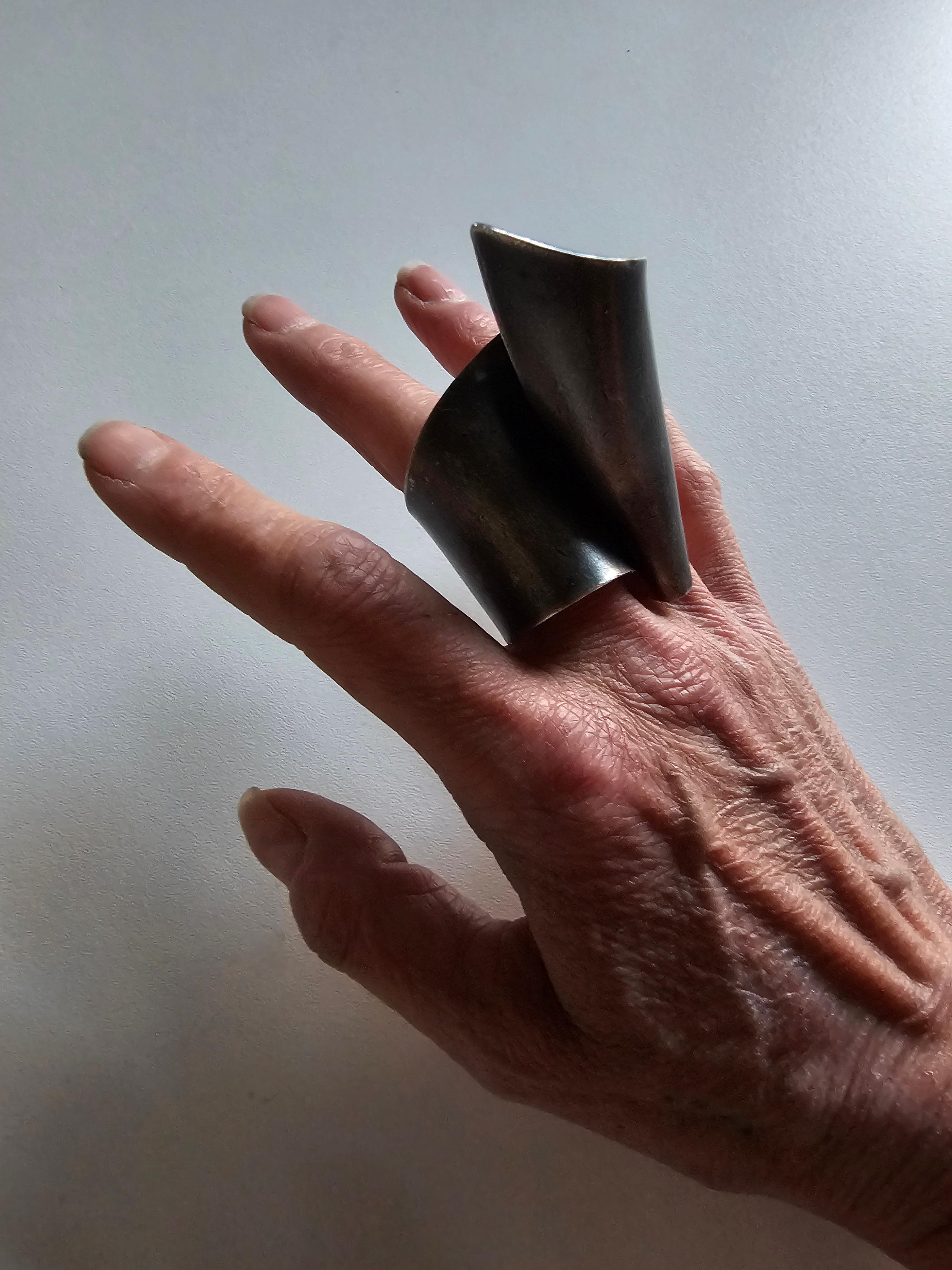 Alina Alamorean Victory Skulpturaler Contemporary Statement Ring Schwarz Silber im Angebot 7