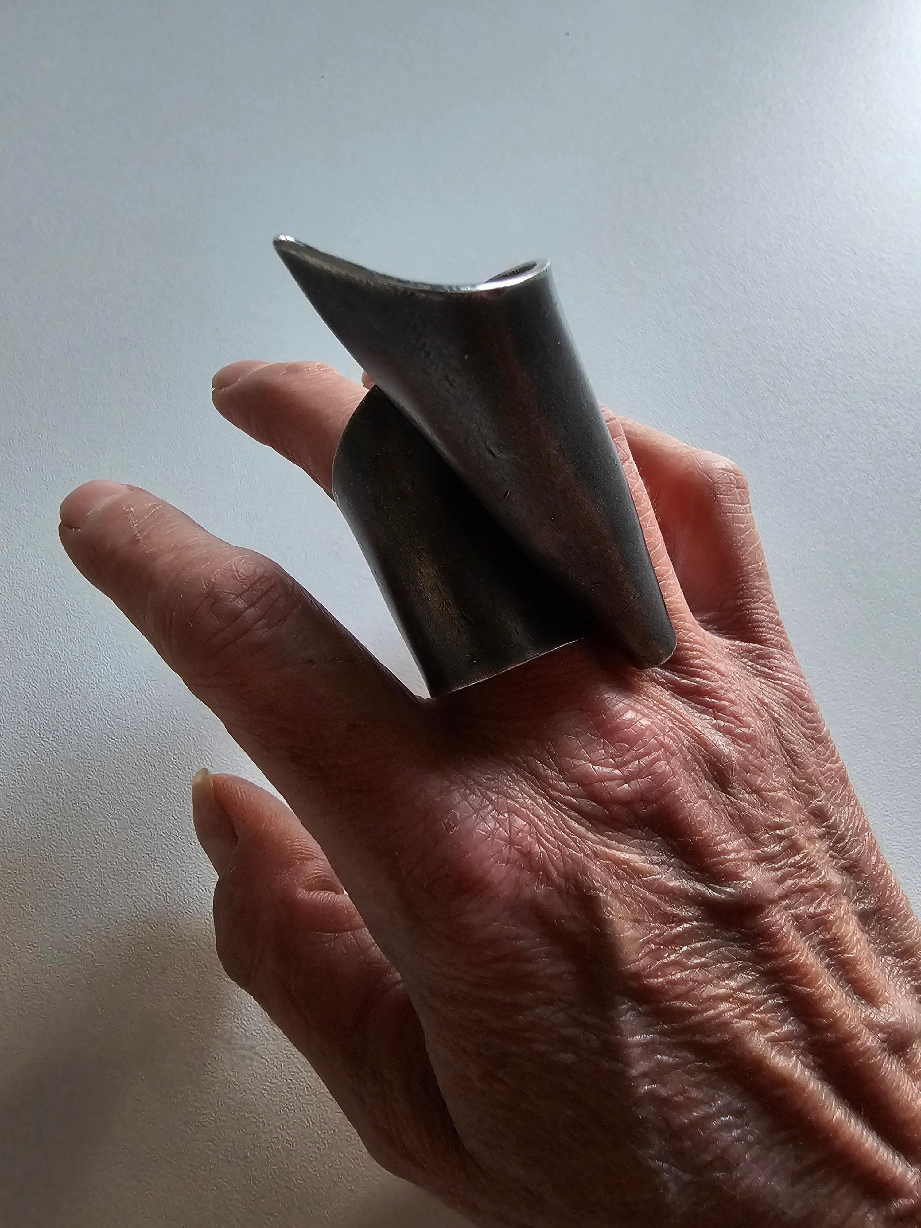 Alina Alamorean Victory Skulpturaler Contemporary Statement Ring Schwarz Silber im Angebot 8