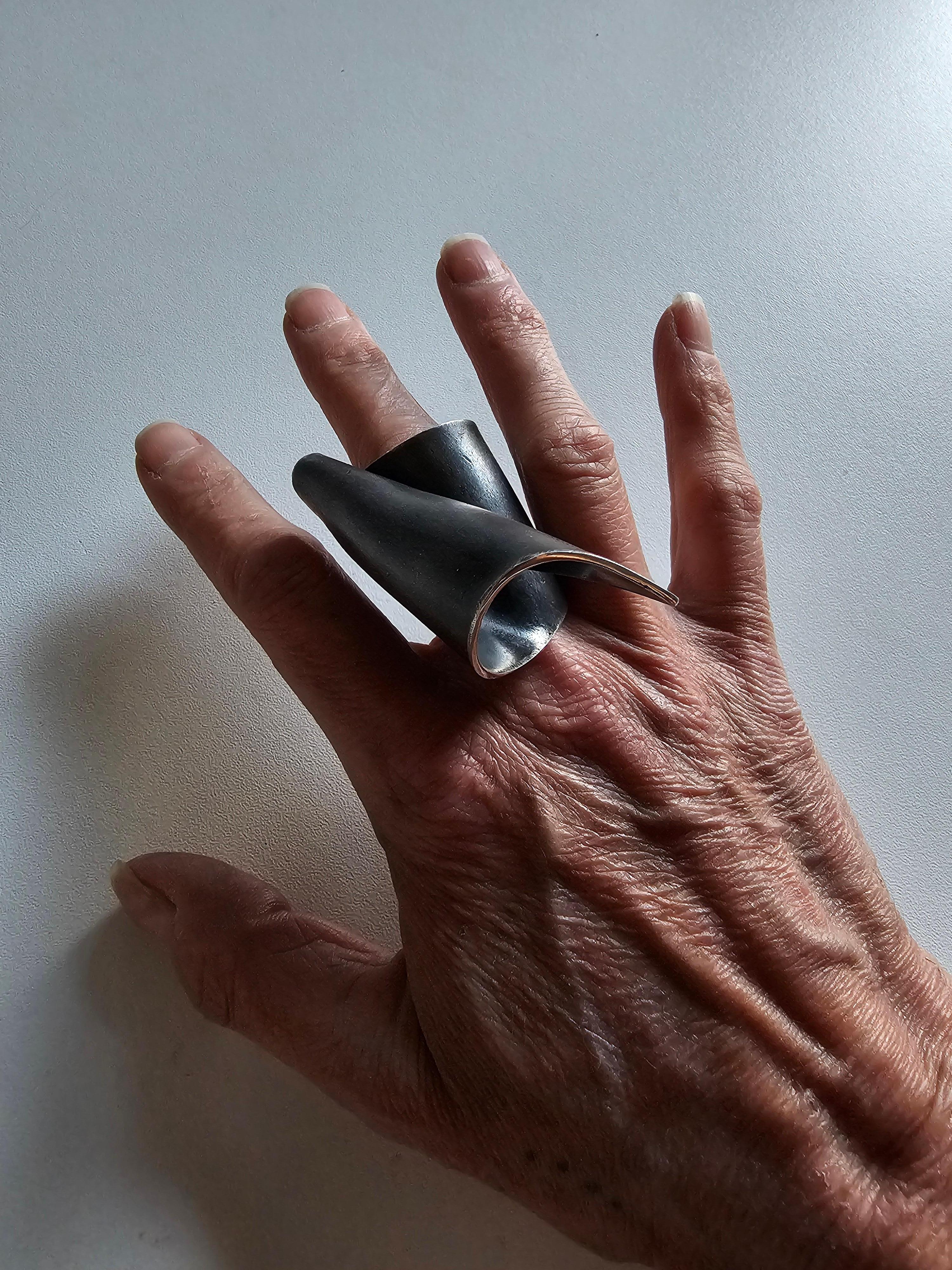 Alina Alamorean Victory Skulpturaler Contemporary Statement Ring Schwarz Silber im Angebot 10