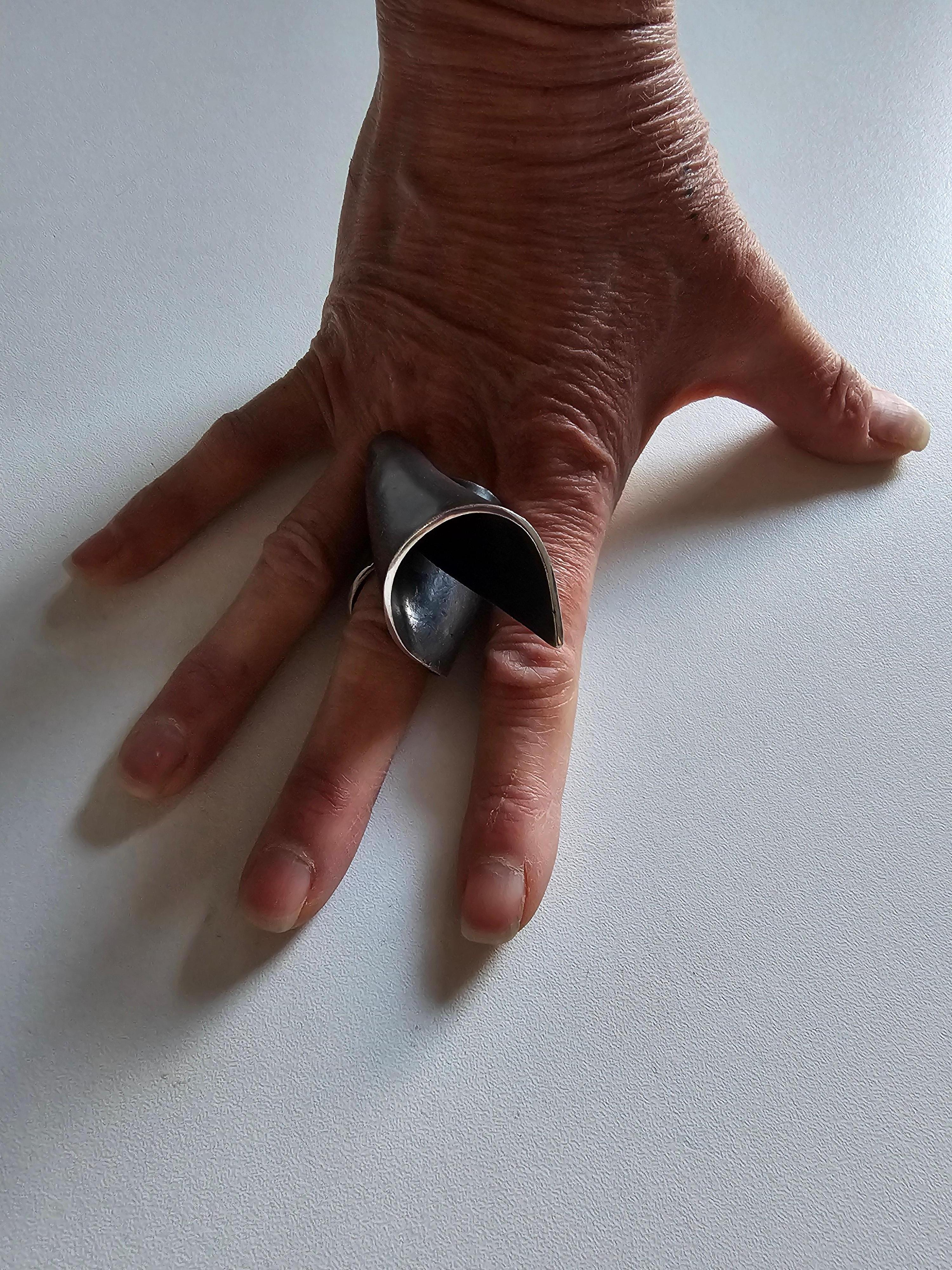 Alina Alamorean Victory Skulpturaler Contemporary Statement Ring Schwarz Silber im Angebot 11