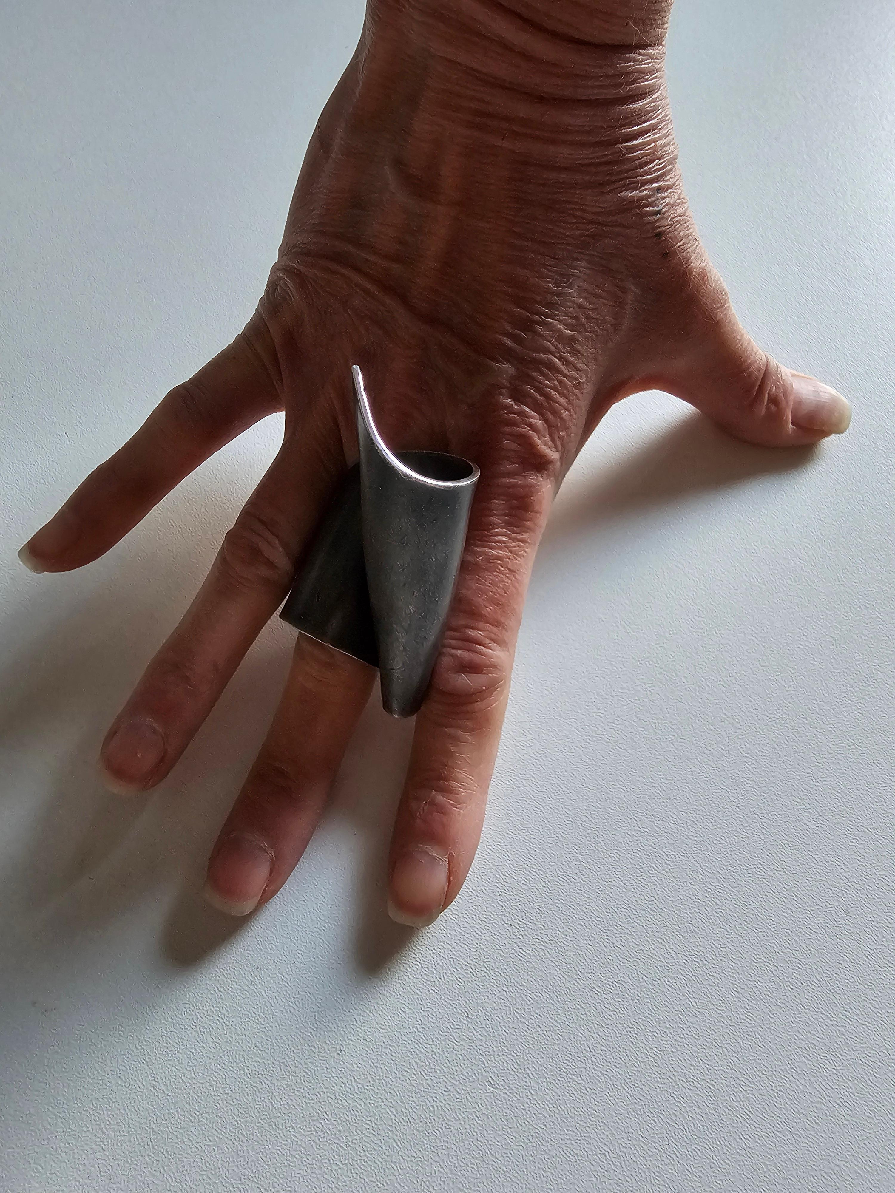 Alina Alamorean Victory Skulpturaler Contemporary Statement Ring Schwarz Silber im Angebot 12