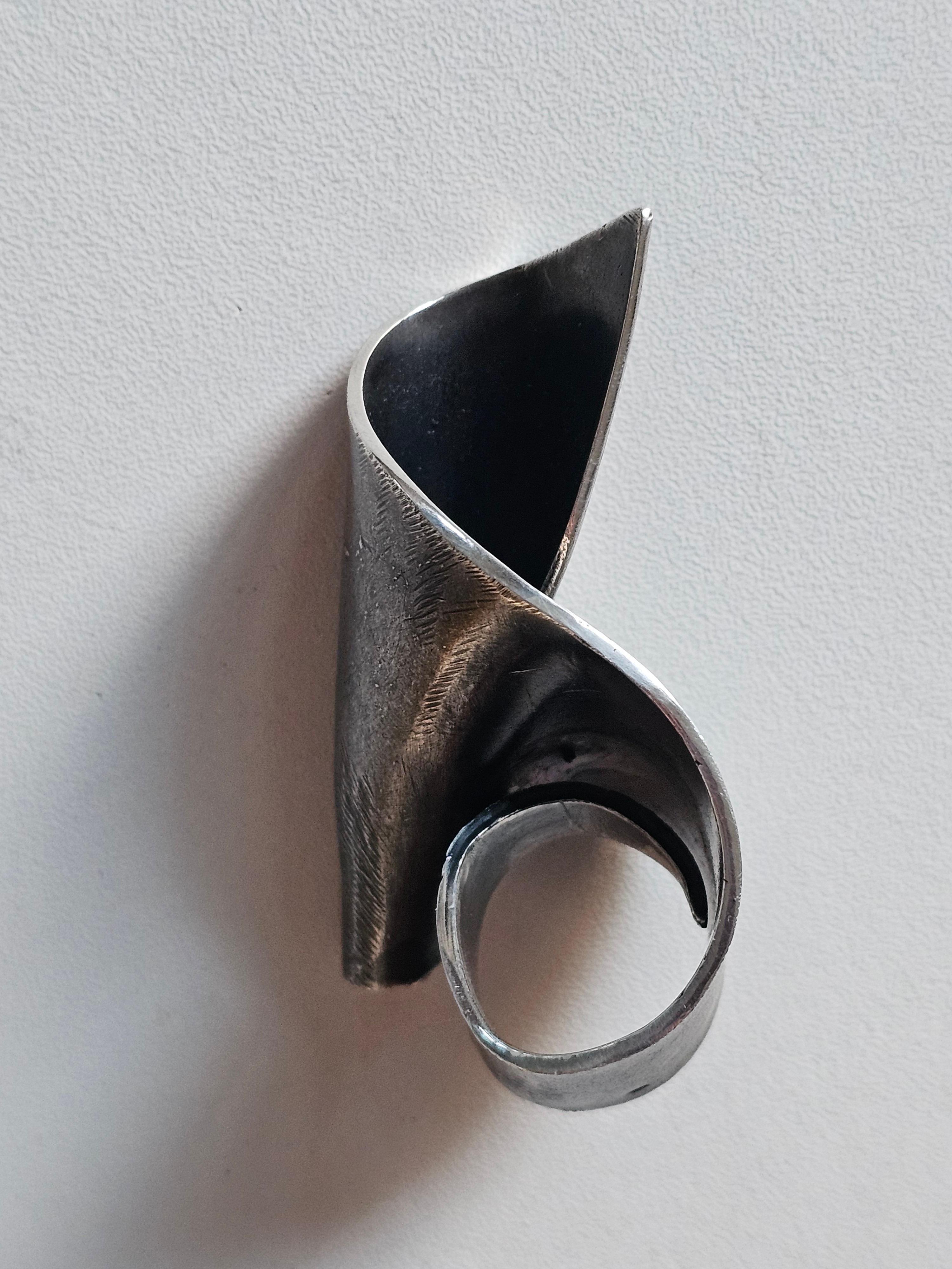 Victory Sculpture Statement Ring aus schwarz patiniertem Sterlingsilber und polierten Konturen 

Einzigartig 
Gepunzt

Ausgestellt im The Museum of Art & Design, NYC, 2019 

Abmessungen 
cm : L 3,5 x B 5 x H 6,5
in : L 1,38 x B 1,97 x H 2,56
Dicke: