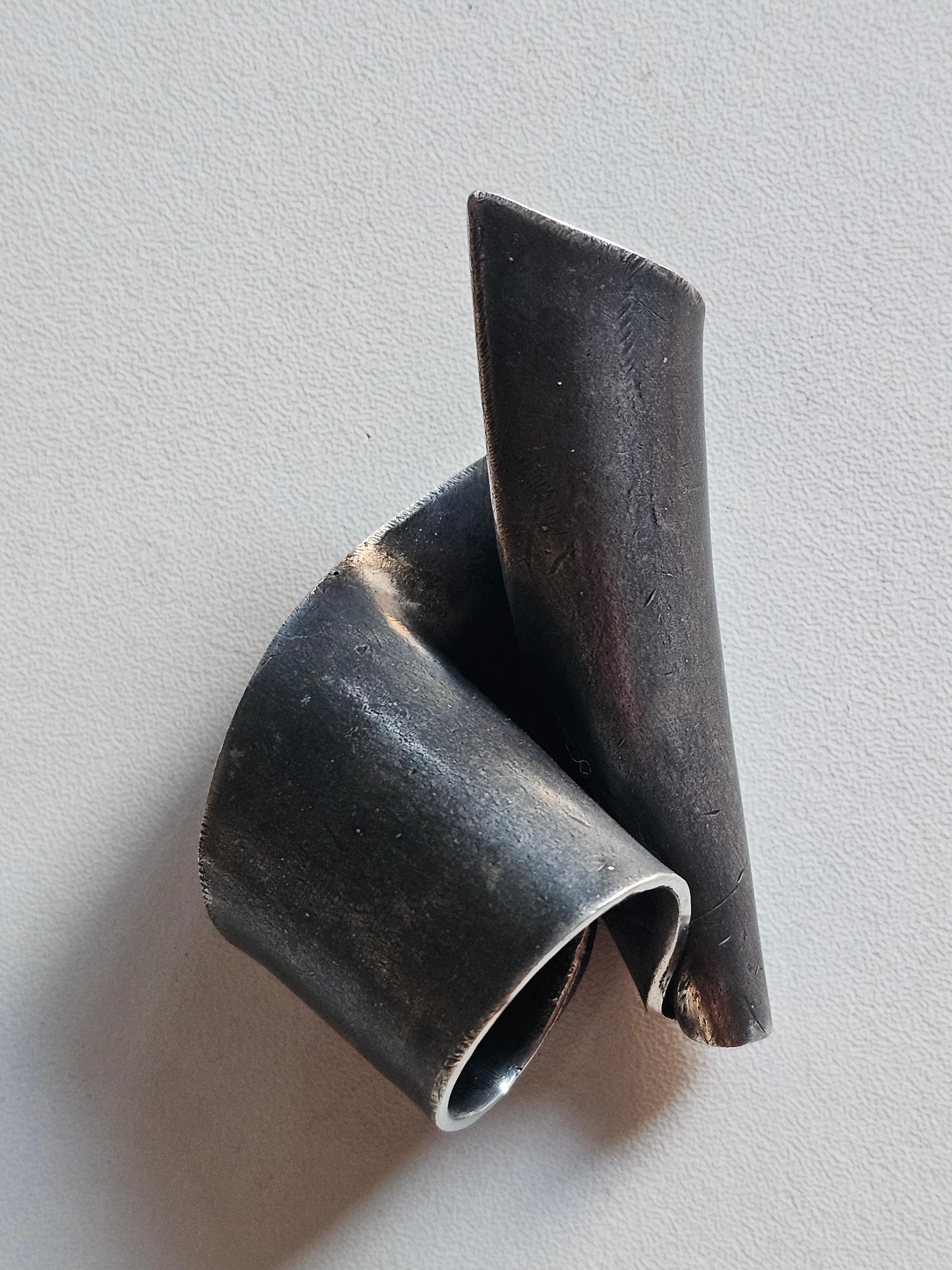 Alina Alamorean Victory Skulpturaler Contemporary Statement Ring Schwarz Silber (Zeitgenössisch) im Angebot