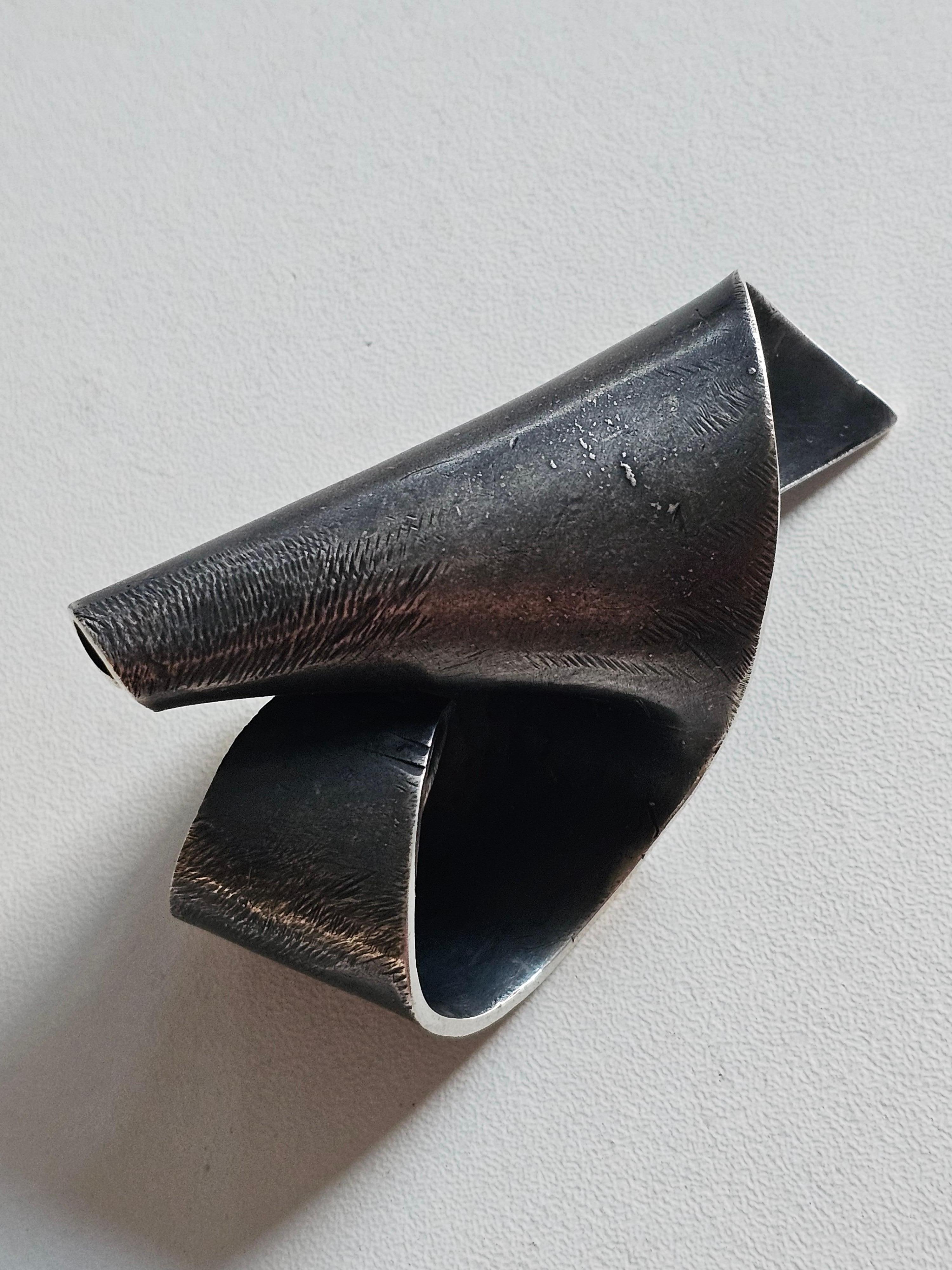 Alina Alamorean Victory Skulpturaler Contemporary Statement Ring Schwarz Silber im Zustand „Neu“ im Angebot in Fresnes, IDF