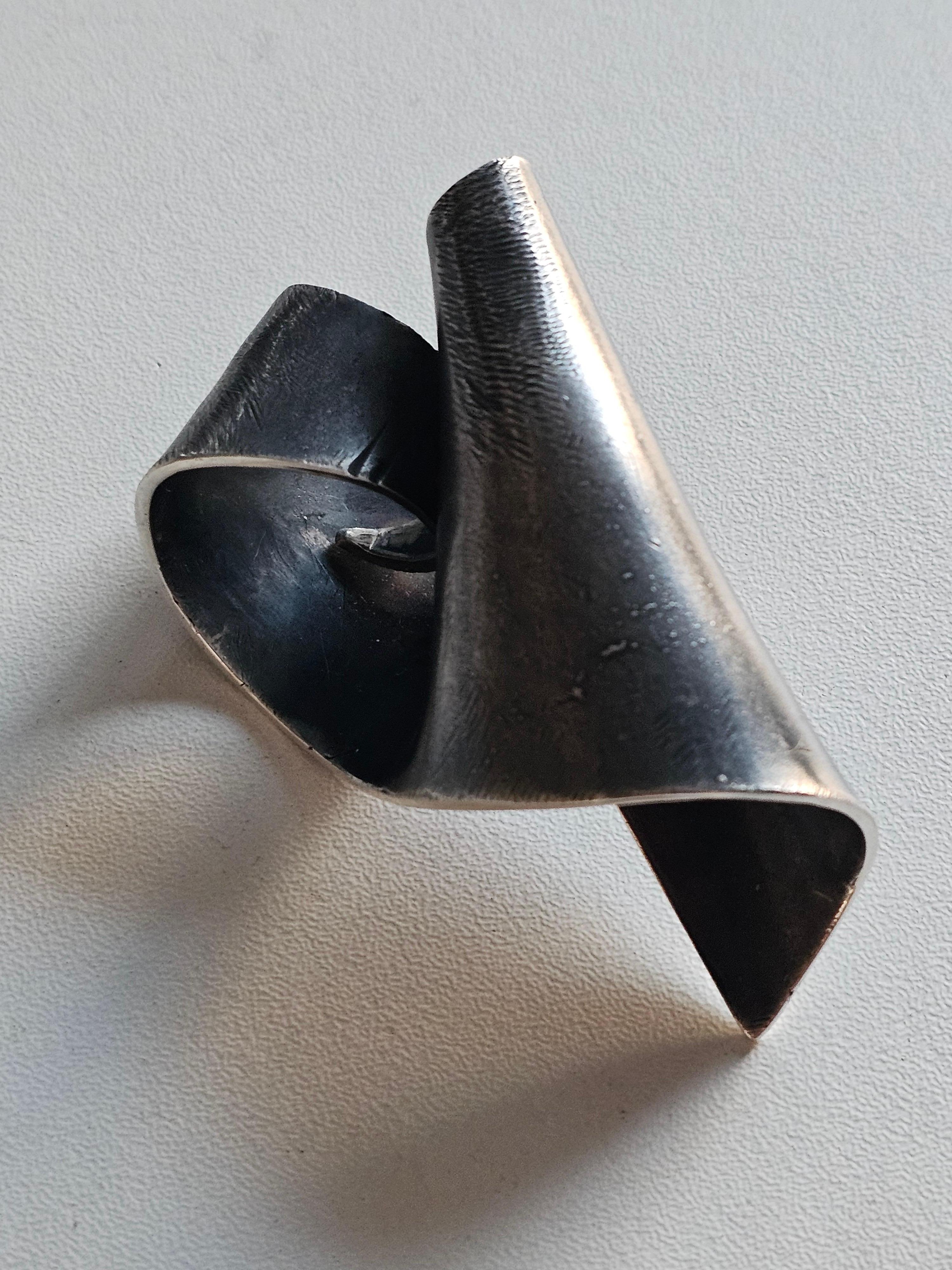 Alina Alamorean Victory Skulpturaler Contemporary Statement Ring Schwarz Silber für Damen oder Herren im Angebot