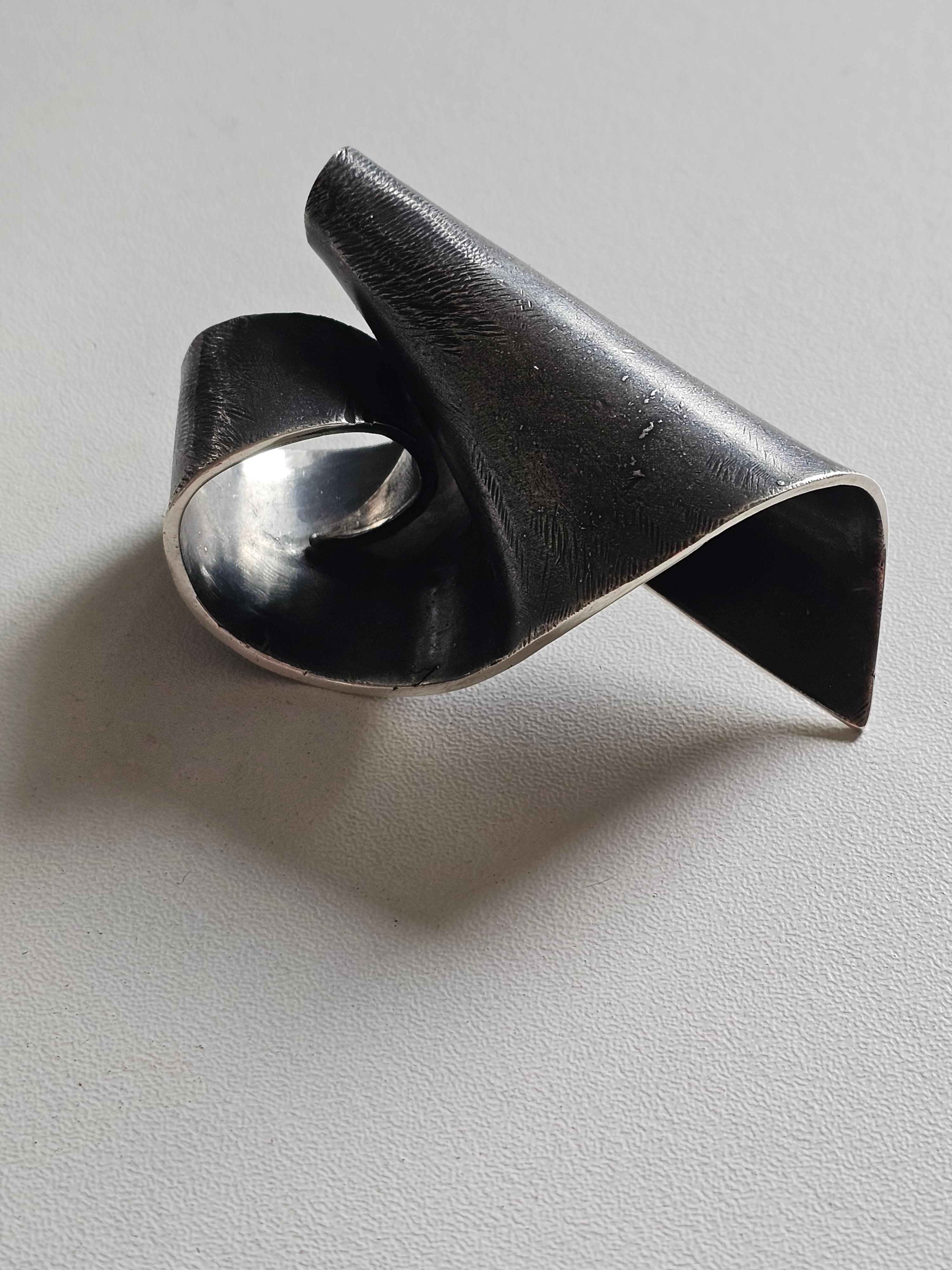 Alina Alamorean Victory Skulpturaler Contemporary Statement Ring Schwarz Silber im Angebot 2