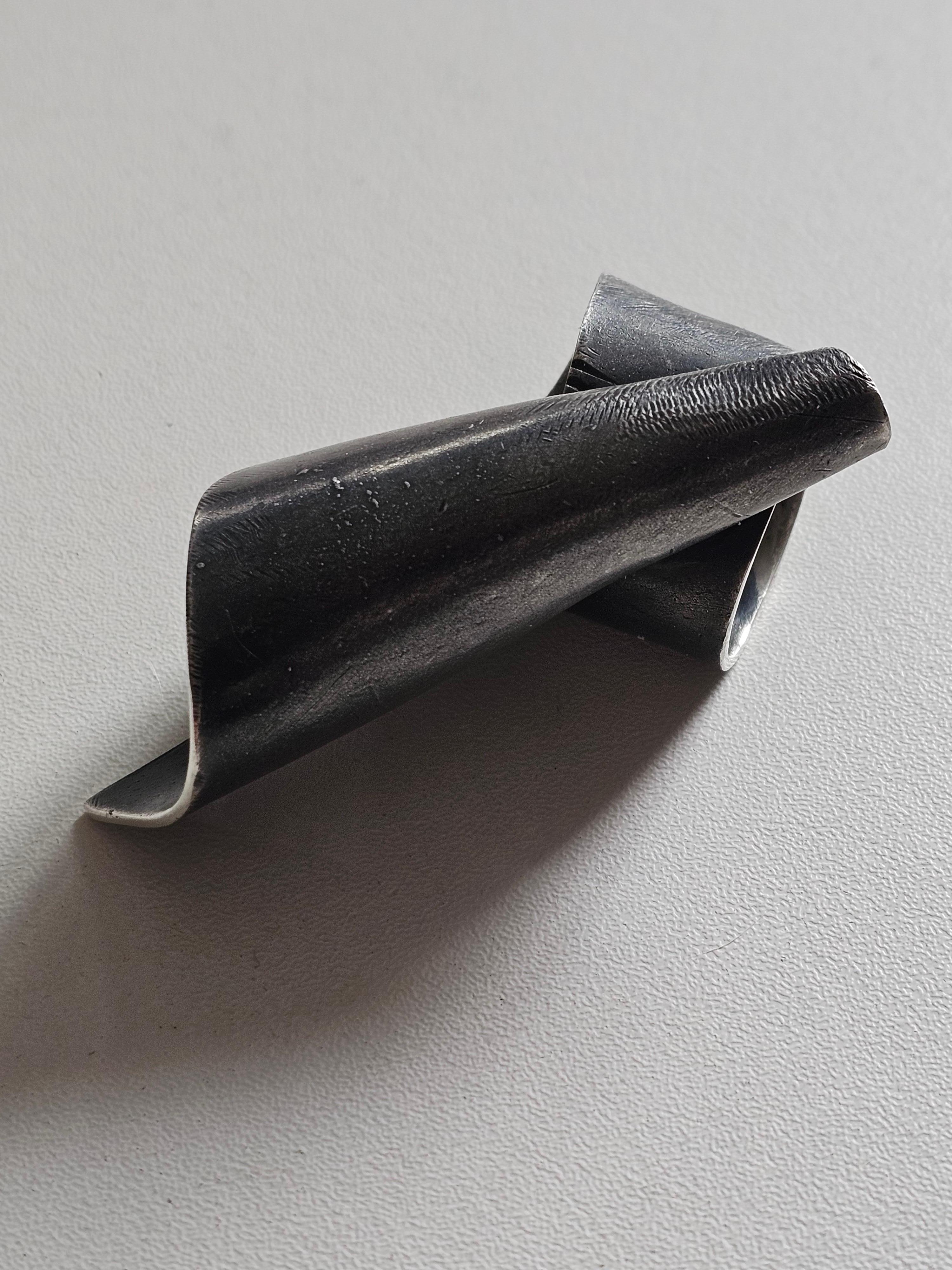 Alina Alamorean Victory Skulpturaler Contemporary Statement Ring Schwarz Silber im Angebot 3