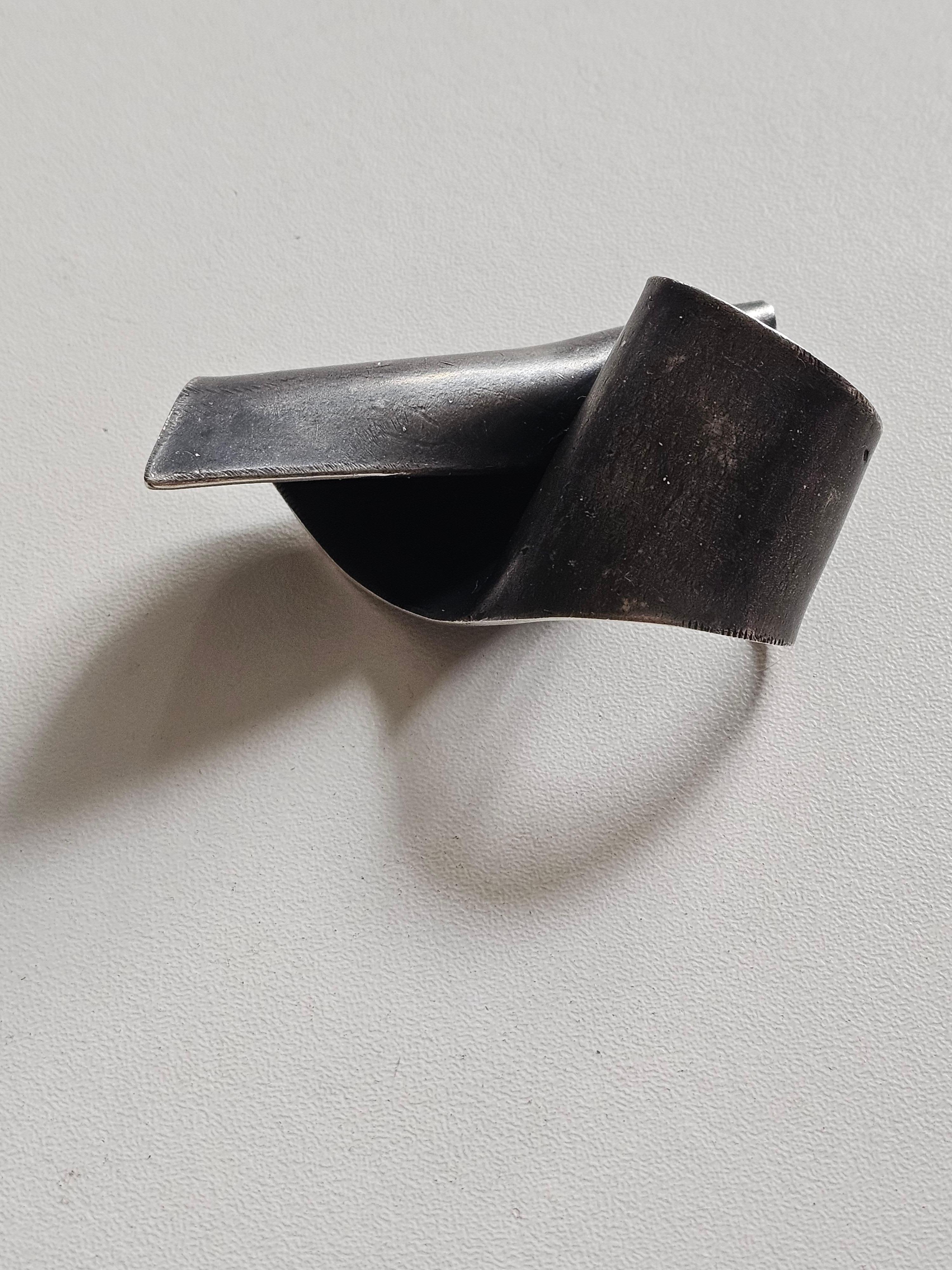 Alina Alamorean Victory Skulpturaler Contemporary Statement Ring Schwarz Silber im Angebot 4