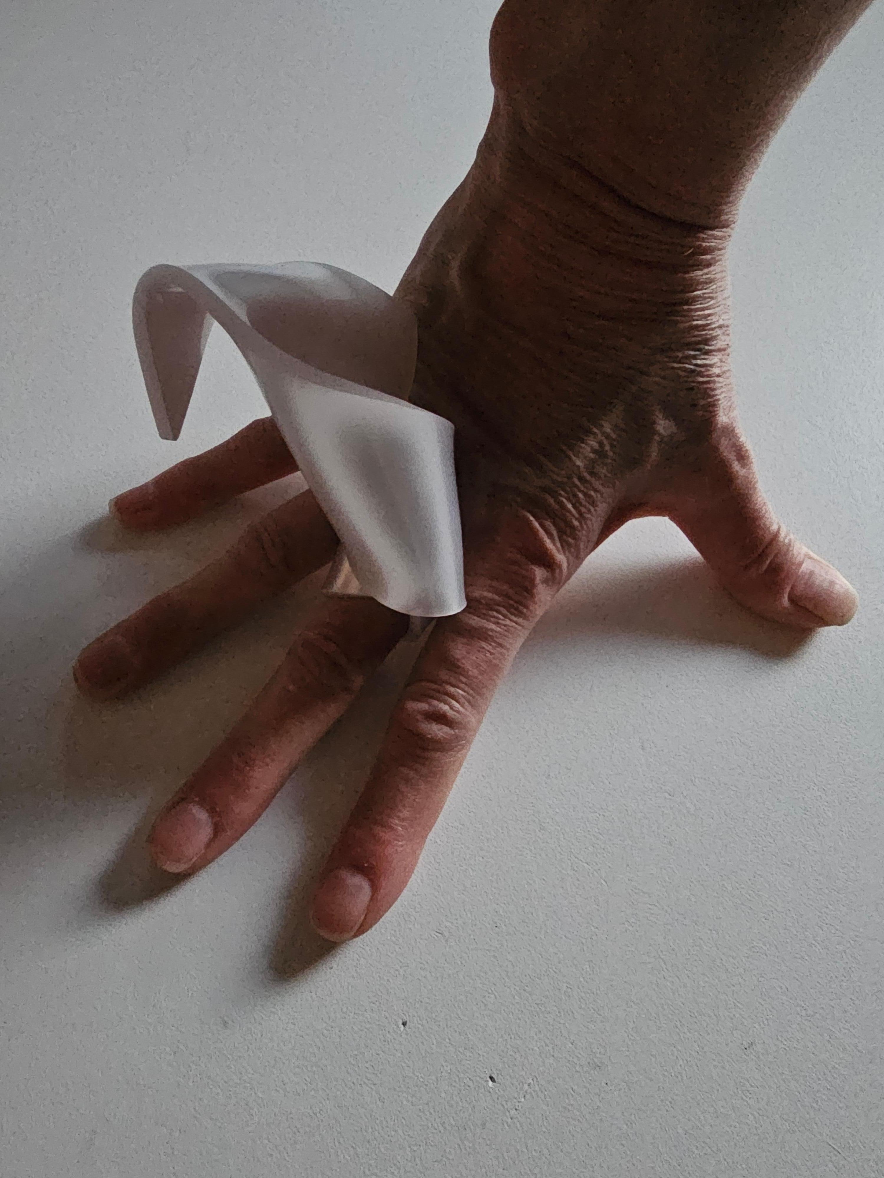 Alina Alamorean White Arum Sculptural Contemporary Statement Ring Altuglass im Angebot 6