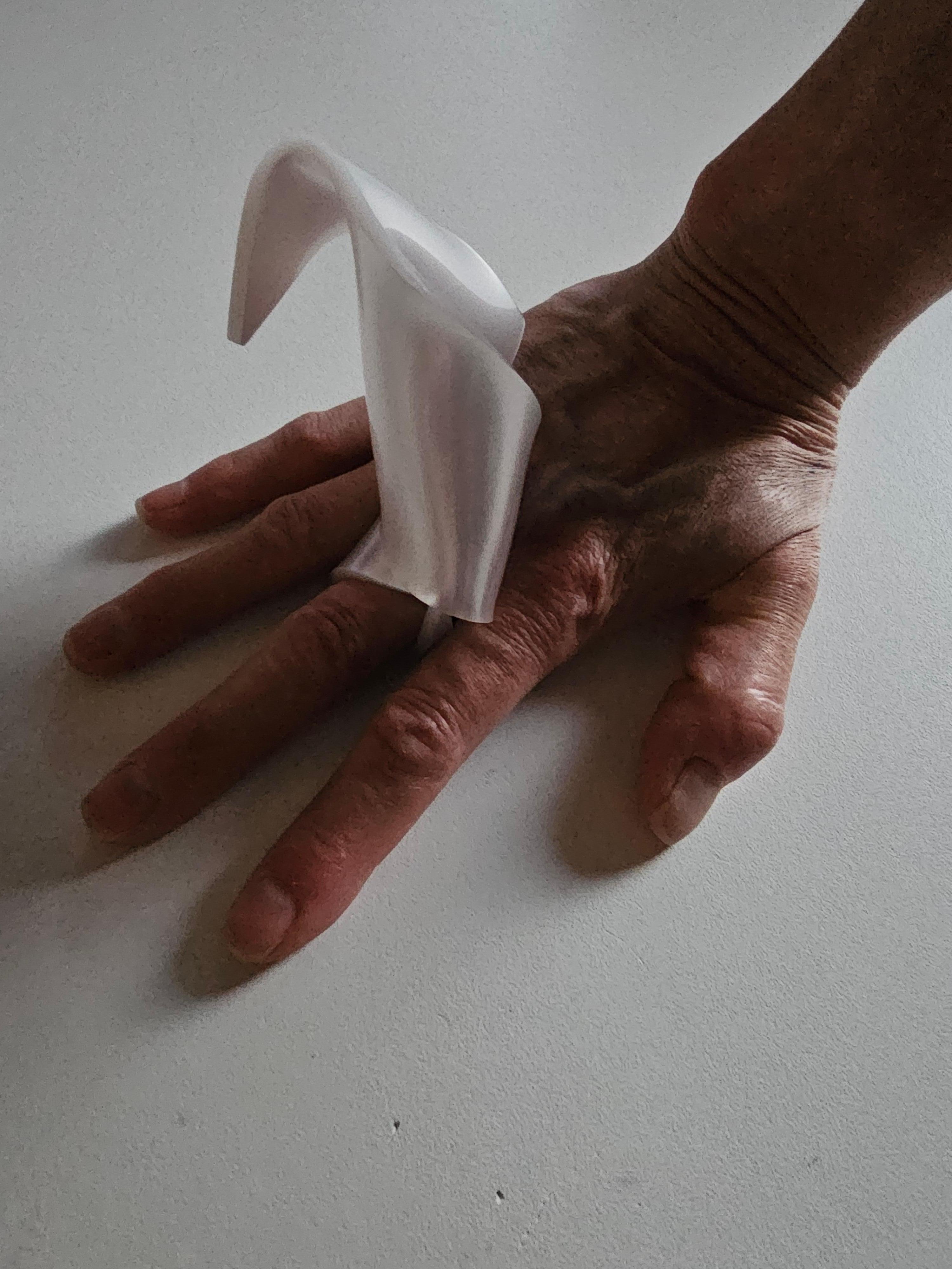 Alina Alamorean White Arum Sculptural Contemporary Statement Ring Altuglass im Angebot 7